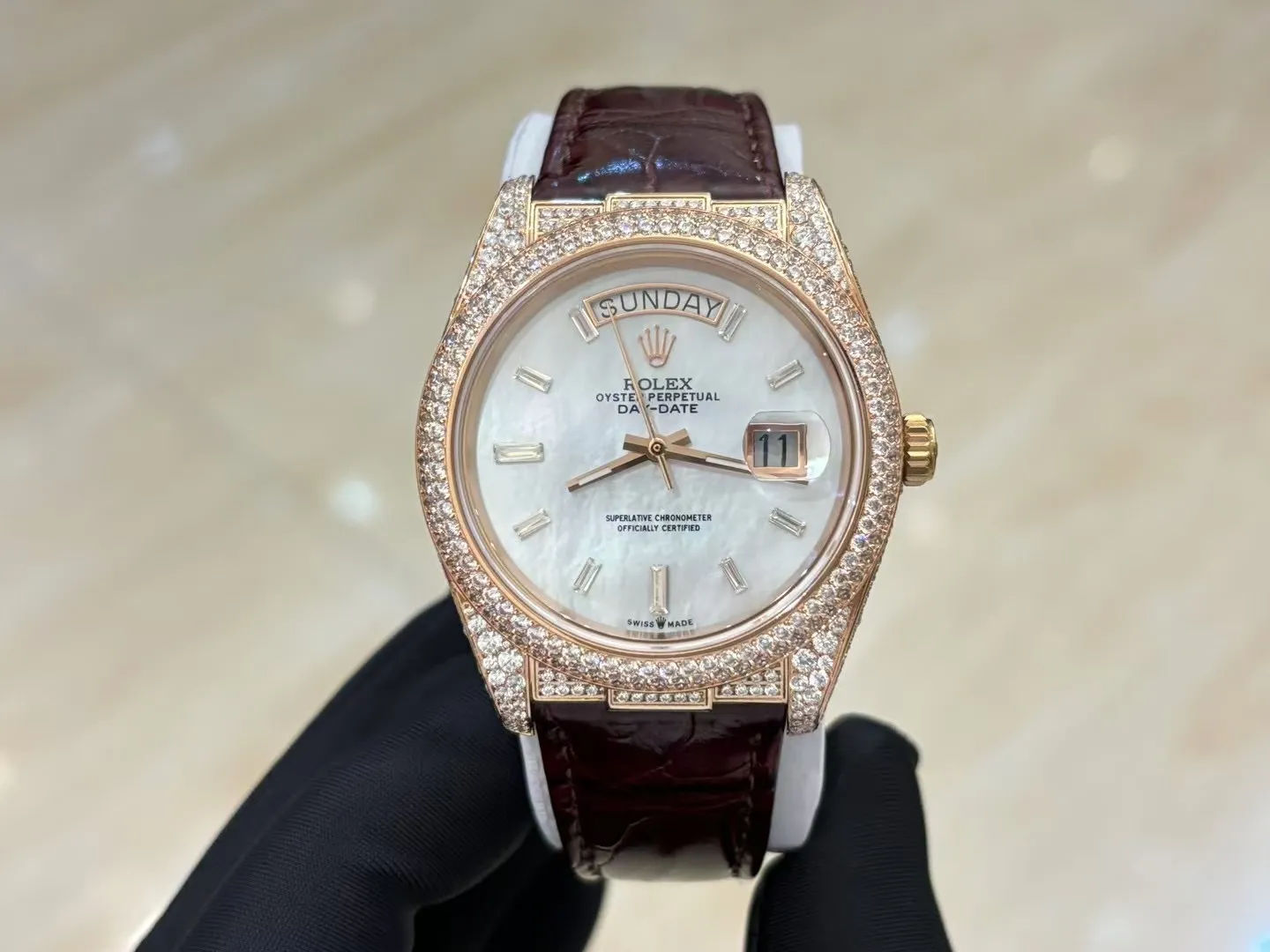 💍劳力士 顶级好货💍🌈首款日志型美洲鳄鱼皮带系列 ！✨后镶嵌顶级天然皓石，大闪亮，难度极高，目前同种材质最闪工艺。不惜成本只为完美，可谓用心至极，完美展现工匠精神。奢华高贵 身份的象征，适合重要场合使用！ 1⃣️搭载ETA2836星期日历全自动机芯，经典机芯稳定性强，无后顾之忧。 2⃣️蓝宝石镜面，字面颜色更细腻做出了与正品一致的视觉效果，防反光凸透式放大日历窗。 ️3⃣️表壳均采用顶级904钢，镶嵌顶级天然皓石。尺寸：直径40mm。 4⃣️表带美洲鳄鱼皮配搭原装折叠扣表扣，连接表壳头粒更细致优化！表扣细节刻字也比较到位！ 5⃣️复刻诚心力作！让我们一起一劳永逸！欢迎各位表友品鉴！