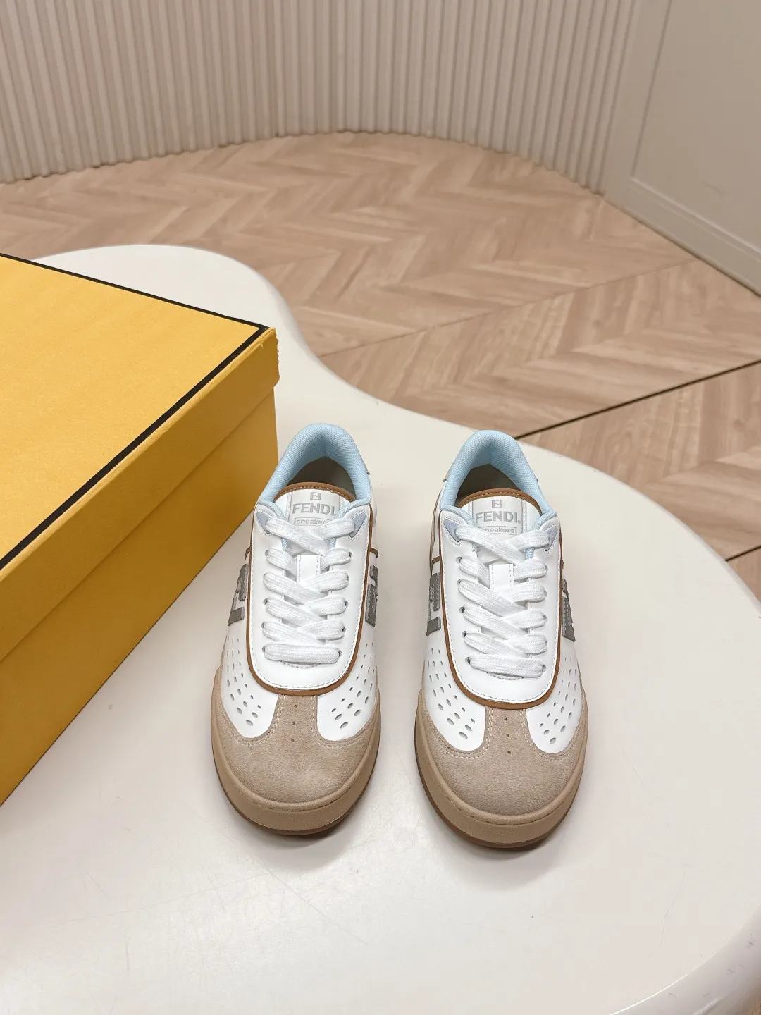 最新色系!出女💰310男加10 最新版面 情侣款 Fendi芬迪2025新色系列板鞋休闲运动鞋 FD match 升级新款 全皮面拼接 新鲜血液注入加FF复古的设计 超好看百搭 鞋面牛皮面拼接组合 侧面凸起的双F logo内里采用透气布里 轻便 舒适百搭 原版TPu大底 码数,女款35-40 / 男款39-44
