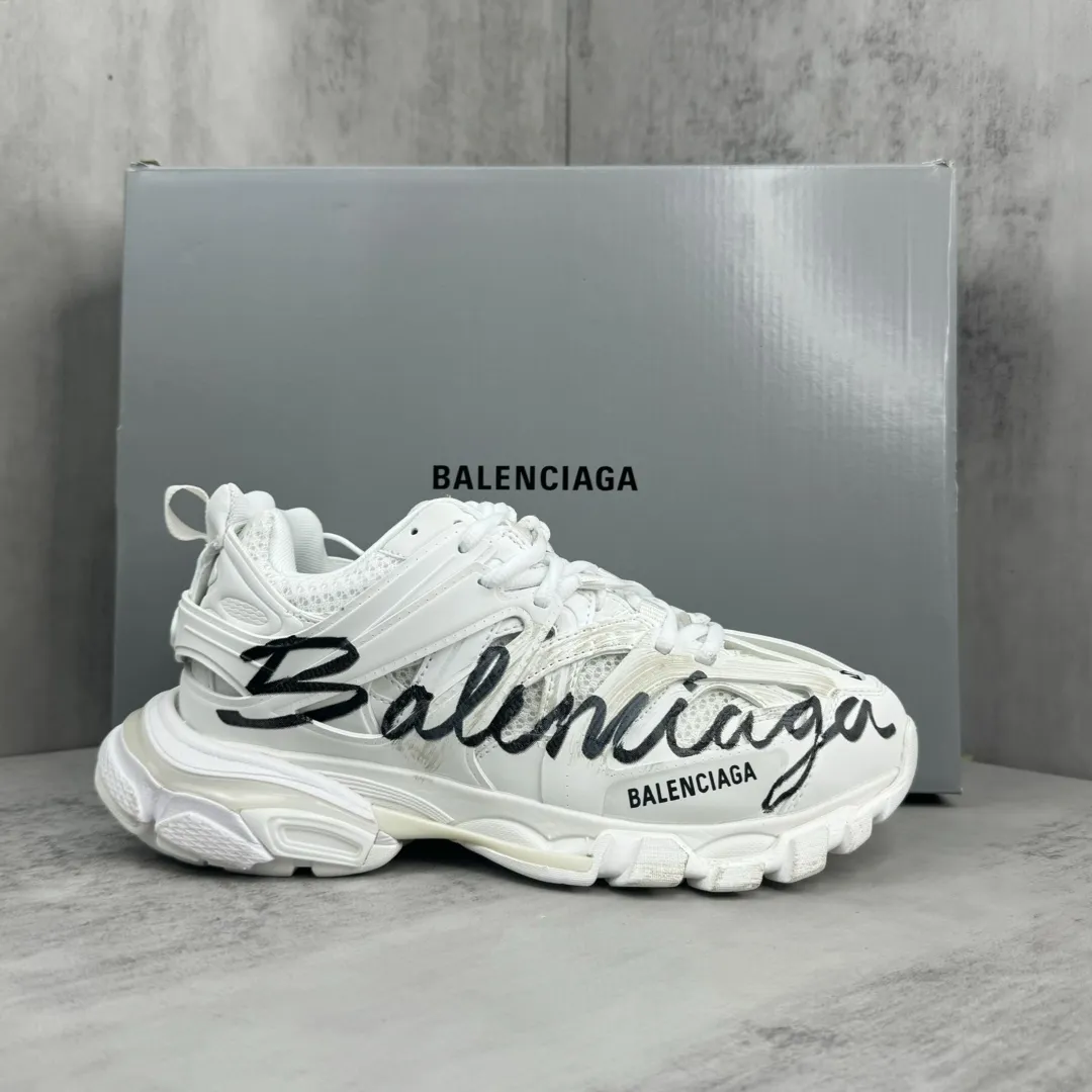 💰420🔥新款上架🔥 纯原版本巴黎世家三代 涂鸦款 资讯:新款BALENCIAGA 巴黎世家-Runner、是通过溢胶、做旧、缝线等细节,展示了设计师 Demna 的运动鞋风格,用一双「旧鞋」传递复古感,后侧板、翘起的鞋头,则展示了 Demna 在结构上的未来构想; 原装大盒从里到外一切百分百还原官方配置 顶级专供碾压一切版本码数:35 36 37 38 39 40 41 42 43 44 45 46