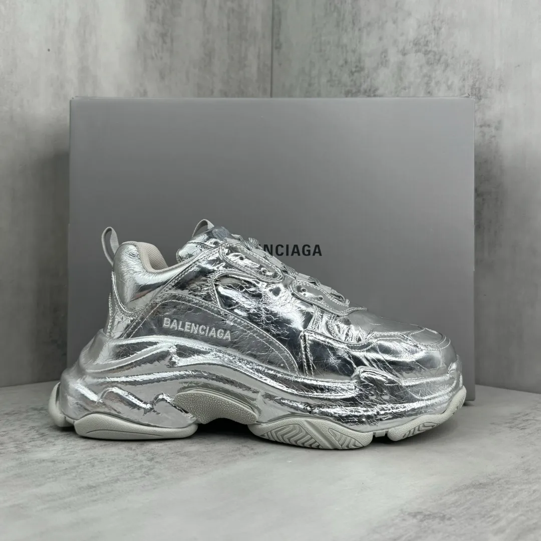 💰420🔥新款上架🔥 BALENCIAGA Triple S 巴黎世家复古老爹鞋 镜面漆皮 全套原纸板楦头开发 最原汁原味的灵魂版型 全鞋荧光划线卡点 胶水把控整洁度追求极致完美 每一双都是工艺品 多重QC质检 超越公司货的品控标准 实实在在的免检产品 原盒原配 正确字体电绣 粗细、位置、大小正确 侧边TPU 透气孔匹配意产原版 TPU软底 原版一致大底LOGO 立体感十足 复杂的三层外底 采用Clear Sole技术将TPU注入鞋底内部可产生气泡 以提供更多舒适感 更轻的鞋子和减震效果 脚趾边缘绣有尺寸 侧面绣有徽标 背面压印徽标 舌头上的Triple S橡胶品牌 2个鞋带环 包括1个功能环 运动系带系统 带12个织物孔眼 双色鞋带让人想起远足靴的鞋带 后部拉环和舌头拉环 码数:35-46