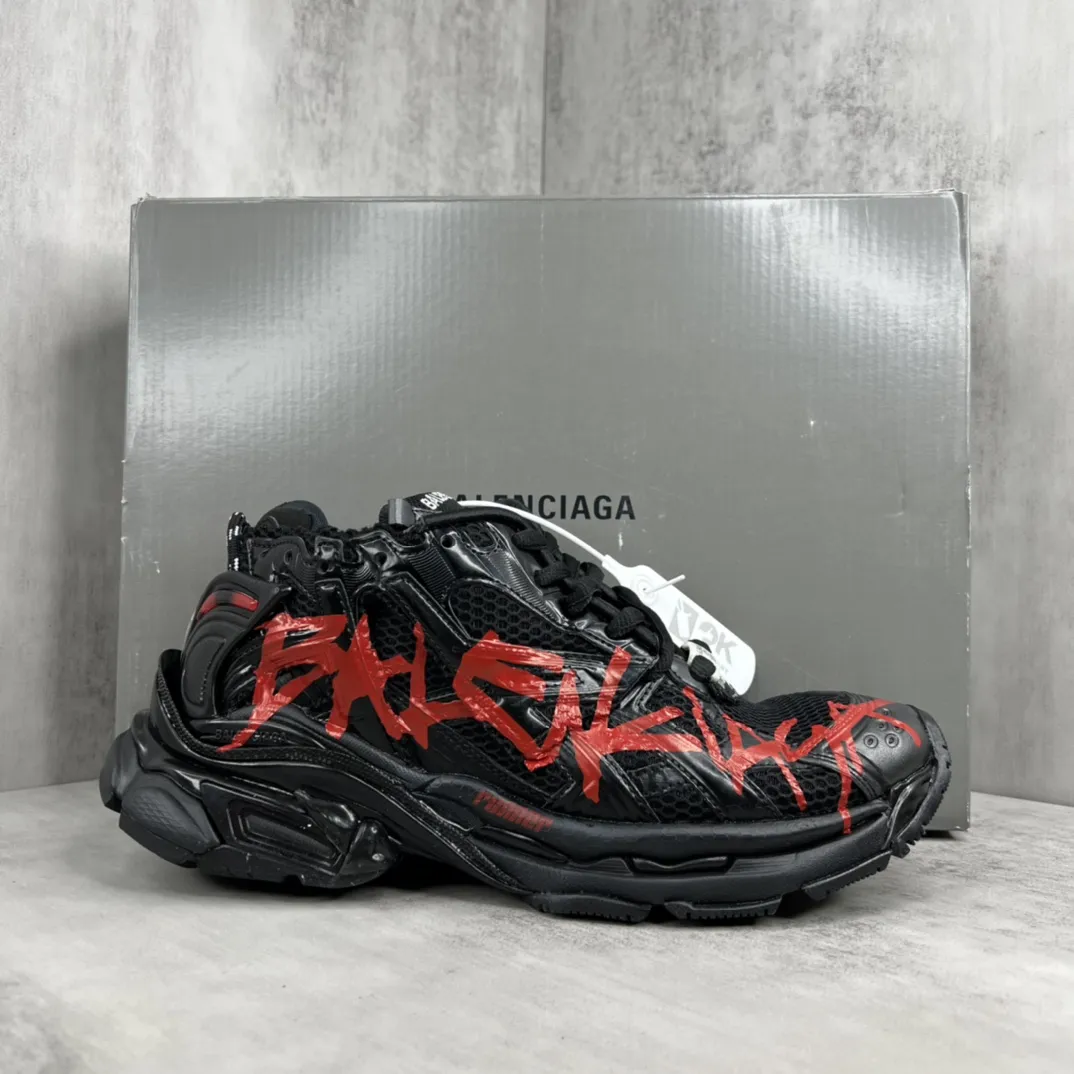 💰520🔥新款上架🔥 Balenciaga- Runner 2023最新配色 巴黎世家 最新款跑鞋是通过溢胶、做旧、缝线等细节,展示了设计师 Demna 的运动鞋风格,用一双「旧鞋」传递复古感,后侧板、翘起的鞋头,则展示了 Demna 在结构上的未来构想;原装大盒从里到外一切百分百还原官方配置 码数:35-46