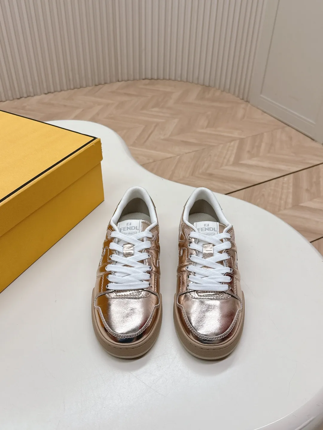 最新色系!皮面 出女💰320 男加10 最新版面 情侣款 Fendi芬迪2025新色系列板鞋休闲运动鞋 FD match 升级新款 全皮面拼接 新鲜血液注入加FF复古的设计 超好看百搭 鞋面牛皮面拼接组合 侧面凸起的双F logo内里采用透气布里 轻便 舒适百搭 原版TPu大底 码数,女款35-40 / 男款39-44