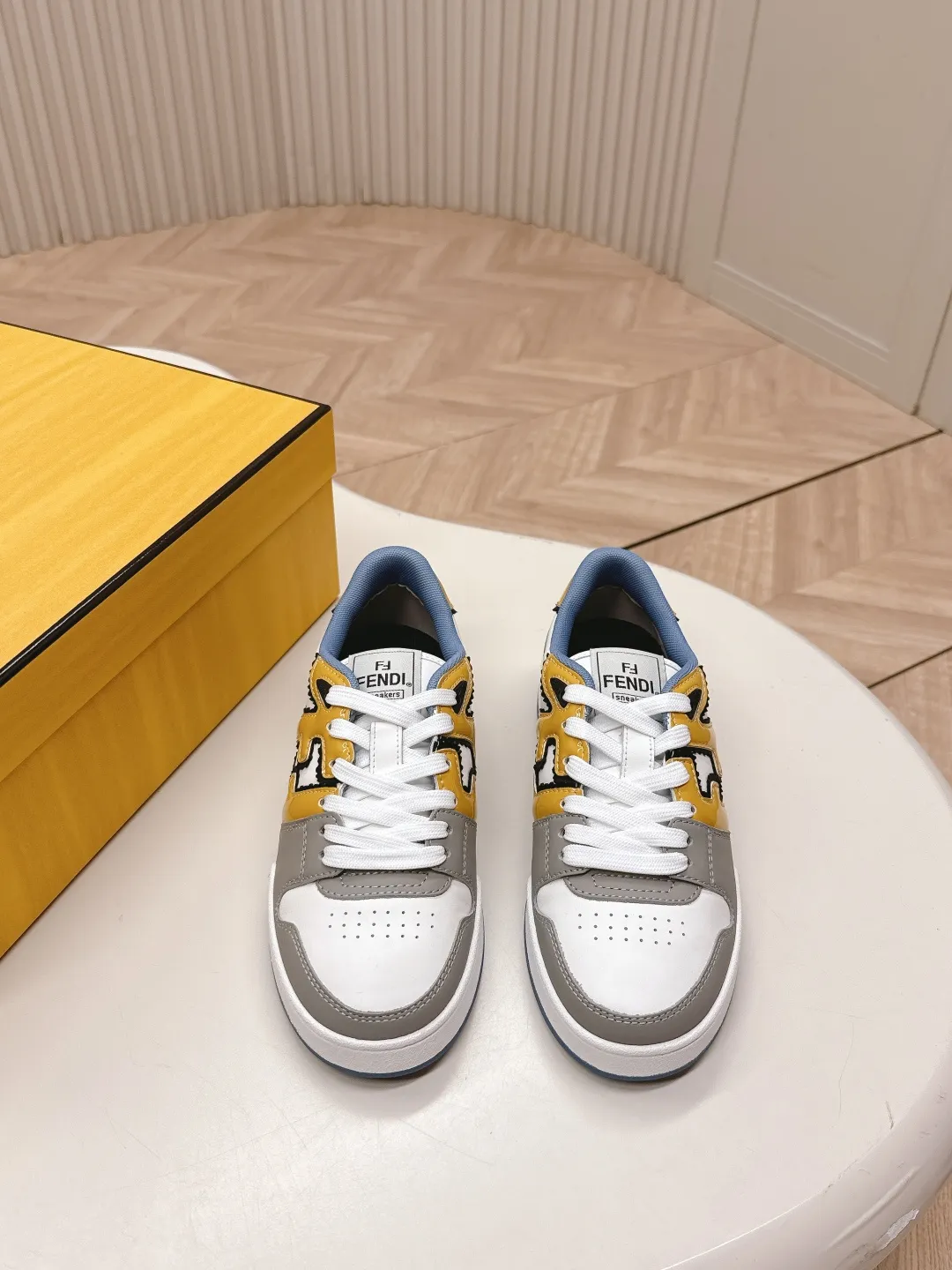 最新色系!皮面 出女💰320 男加10 最新版面 情侣款 Fendi芬迪2025新色系列板鞋休闲运动鞋 FD match 升级新款 全皮面拼接 新鲜血液注入加FF复古的设计 超好看百搭 鞋面牛皮面拼接组合 侧面凸起的双F logo内里采用透气布里 轻便 舒适百搭 原版TPu大底 码数,女款35-40 / 男款39-44