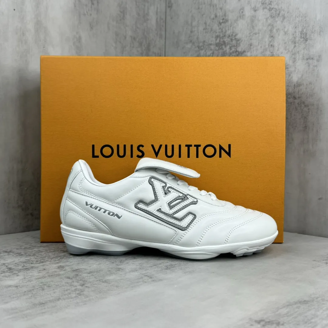 💰430🔥新款上新🔥 Louis Vuitton Footprint 25ss 足球鞋 LV Footprint Soccer 以足球运动鞋为灵感,将绿茵场的活力与奢华材质完美结合,展现了运动与时尚的新融合 预示着鞋履时尚的新趋势 值得注意的是,这款鞋型均采用了 “薄底鞋” 设计,在面包鞋盛行多年后,时尚圈的风向似乎正在向更加简约的薄底鞋转变。Louis Vuitton 本季的新品,无疑将在这一趋势中发挥重要作用,为时尚界带来更多可能性。码数:35-45(38,45不退换)