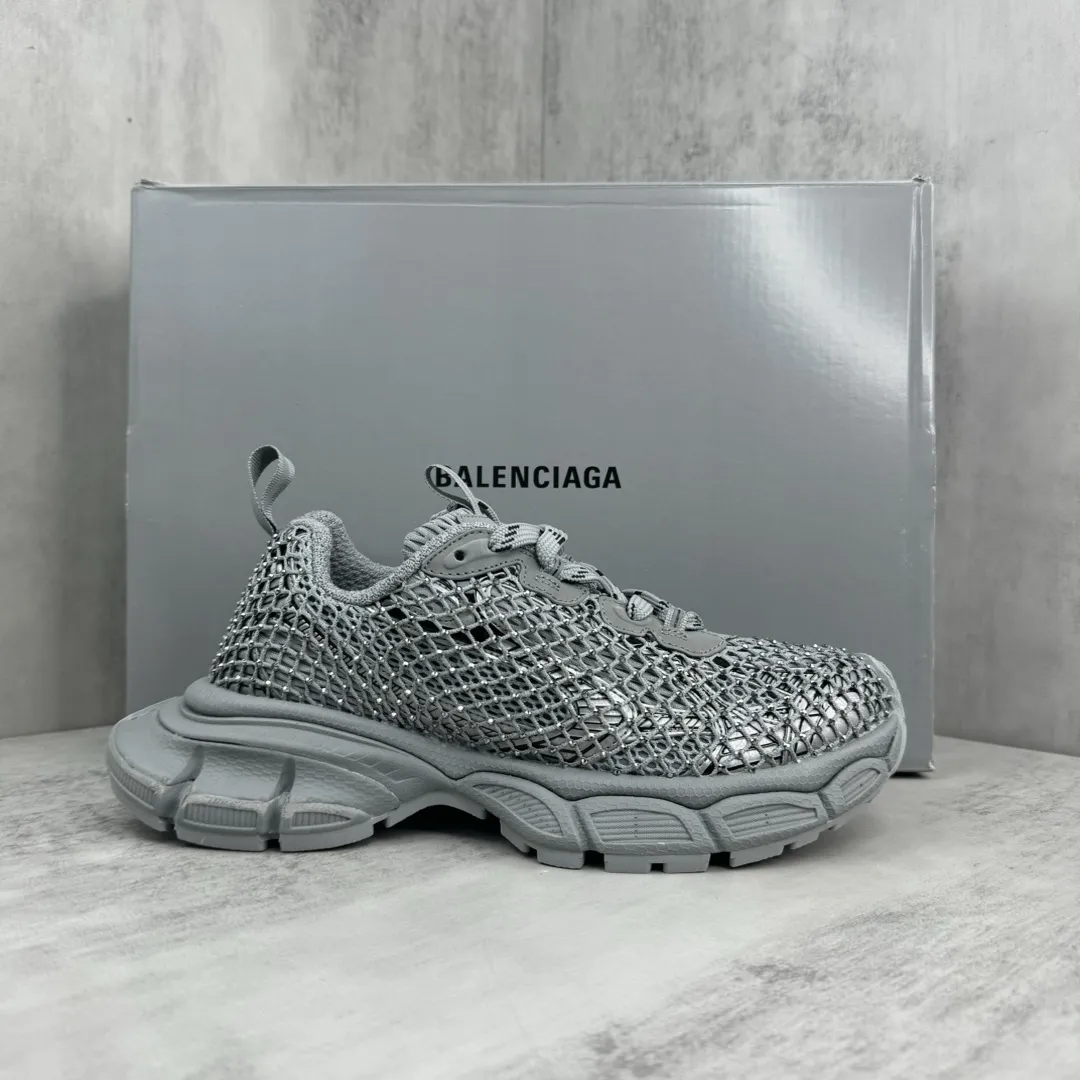 💰420🔥新款上架🔥 BALENCIAGA 3XL Sneakers 巴黎世家十代网布系带低帮走秀复古老爹鞋 全套原纸板楦头开发 最原汁原味的灵魂版型 全鞋荧光划线卡点 胶水把控整洁度追求极致完美 每一双都是工艺品 多重QC质检 超越公司货的品控标准 实实在在的免检产品 原盒原配 正确字体电绣 粗细、位置、大小正确 侧边TPU 透气孔匹配意产原版 正确分离大底 TPU软底 原版一致大底LOGO 立体感十足 原厂皮料水洗做旧 采购原厂网纱 不含皮革 网布材料和聚氨酯 磨损效果 鞋头边缘和后帮 Balenciaga 徽标 鞋面和后跟凸印尺码 鞋舌 3XL 橡胶品牌标识和反光细节 鞋帮拉袢和鞋舌拉祥 配反光细节 备用鞋带在鞋履前侧 可在穿着前取下 便于不同造型搭配 正常尺码 尺码:35 36 37 38 39 40 41 42 43 44 45 46