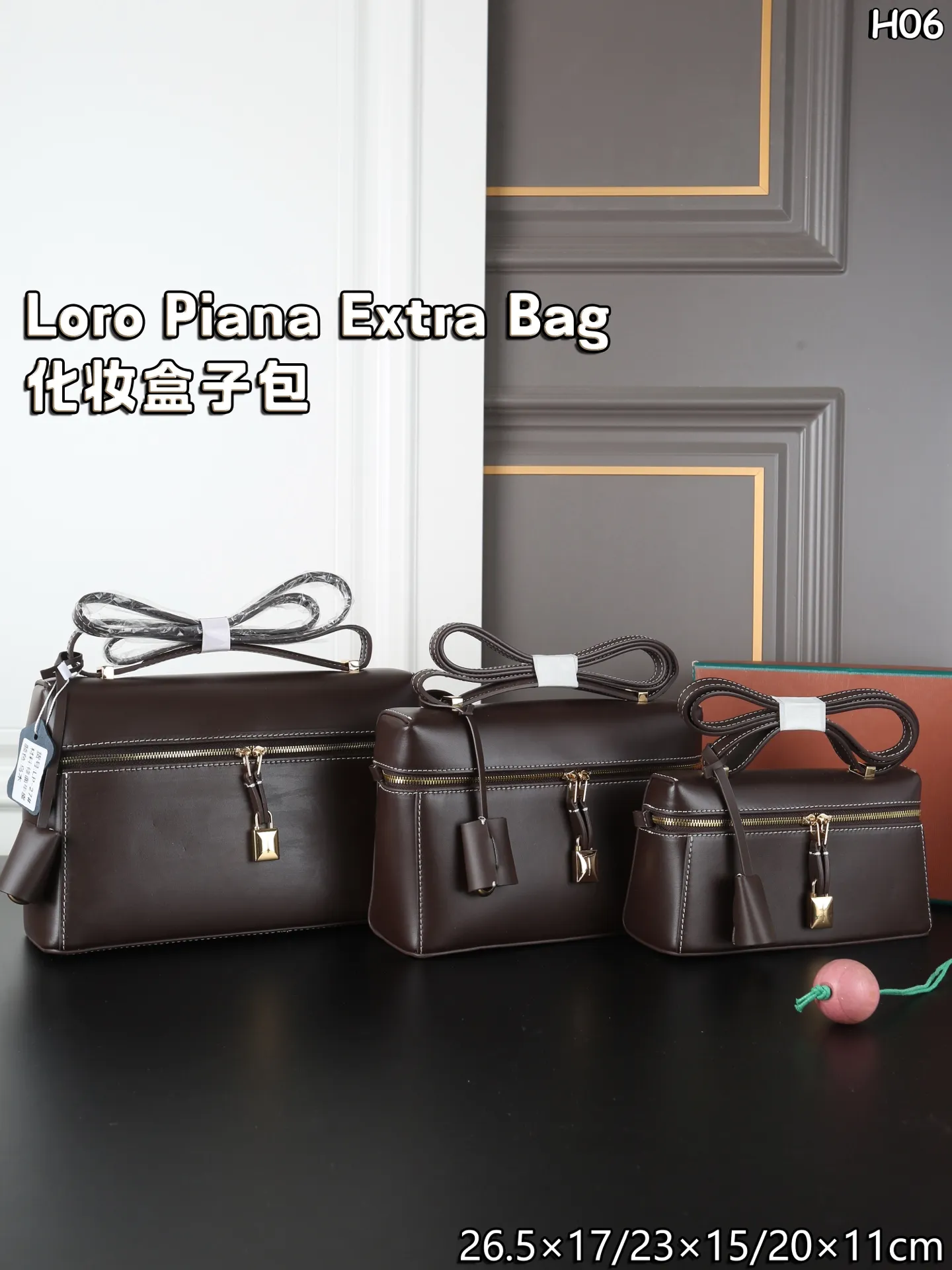 大P235 天地盖➕挂件 中P225 天地盖➕挂件 小P205 天地盖➕挂件 Loro Piana Extra Bag LP 饭盒包 化妆盒子包 手提包斜挎包 宋佳同款! 吴千语、唐嫣等明星都在背Loro Piana新包! Loro Piana 又出新包了,最新街拍吴千语、唐嫣、张钧甯、董洁、马思纯、梅婷、宋佳、万茜、邬君梅、张雪迎、包包颜值是真的高,容量方面也能够满足出行需求,不管是通勤还是日常都很适合,秋冬季节拿来搭配外套大衣最合适不过啦! 尺寸:26.5×17/23×15/20×11
