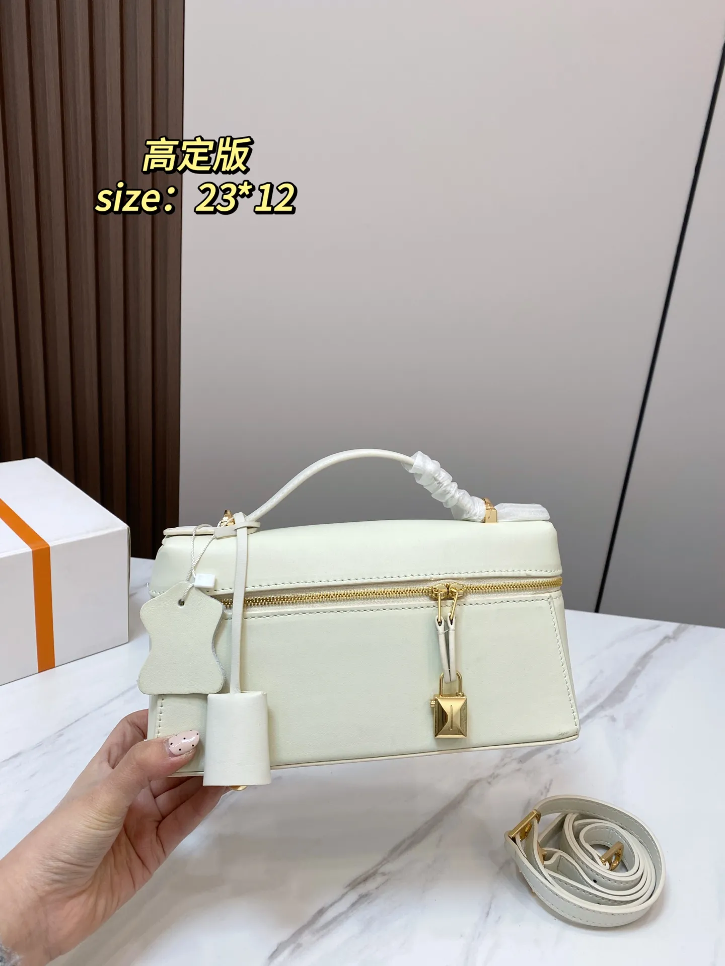 🅿️💰210 配礼盒 尺寸23*12 貌美如花LoroPiana小方包 不再买包的我看到这个真是受不了 简直太适合夏天,容量可放下手机 钥匙 气垫 手纸 口红等,好喜欢這 #OroPiana#夏日小包推荐 6178