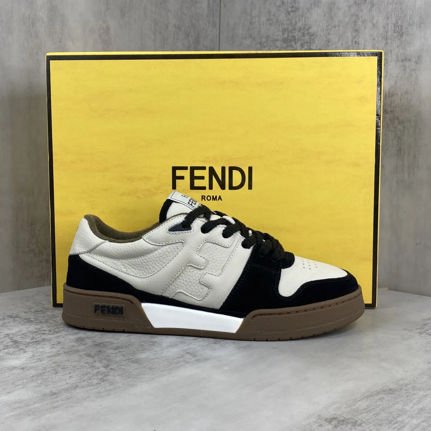 💰330🔥新色上架🔥 Fendi 芬迪情侣款休闲鞋FENDI芬迪match最新爆款情侣款运动鞋 设计师Kim Jones打造的首款运动鞋fendi match 和LV驴牌的Trainer篮球运动鞋 鞋型差不多 添加了FF复古的设计 鞋面采用麂皮和皮革拼接组合 侧面凸起的双F logo内里采用毛巾绒里 码数:女款35-40 / 男款39-45