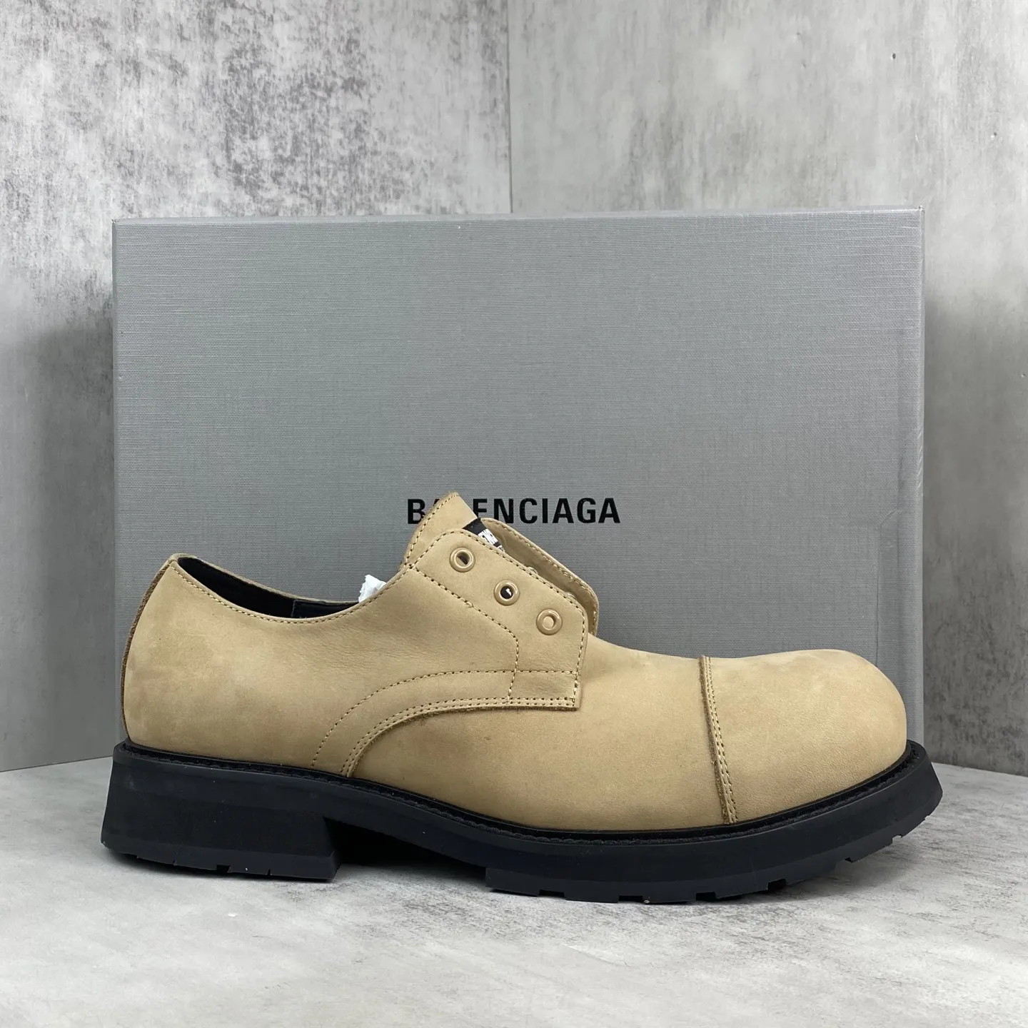 💰340🔥新款上架🔥顶级版本 巴黎世家 Balenciaga FW25 Venom Boots by balenciaga 机车靴 机能风 原厂数据-原版1:1还原细节 机车靴的设计极具辨识度，利落的线条搭配金属扣饰，每一处细节都彰显着Balenciaga的前卫态度。皮革质感上乘，光泽内敛却又奢华尽显，脚感更是舒适与格调并存。 面料：定制哑光自然摔小牛皮/做旧破坏工艺效果 内里：定制中光牛皮 五金：定制纯铜哑银色拉丝做旧版本 大底：3层组合-真皮沿条/回弹耐磨绒/轮胎橡胶外底 码数：男39-45（38，46定） 原版包装