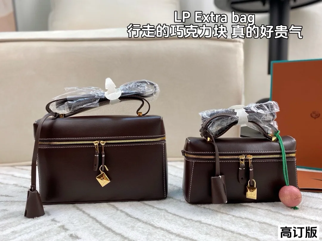 p220/p200 配盒🎁(高订版) Loro Piana extra 光面的牛皮质感绝绝子，搭配金扣气场一下子上来了，不得不说这个巧克力配色尊的好好看啊 很久没有这么心动过了！尺寸：23*15/20*11（配檀香木logo挂件）