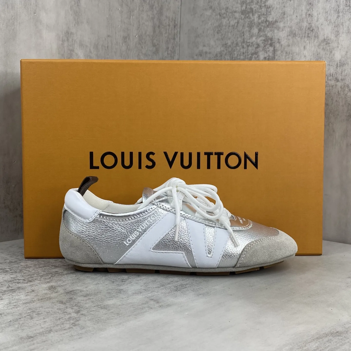 💰340🔥新款上架🔥 Louis Vuitton 25ss lv路易威登专柜最新复古德训鞋 芭蕾运动鞋 众多网红明星纷纷开秀上脚 这款系带休闲运动鞋妥妥的美式复古风格 经典百搭的单品 面料:牛皮+丝光牛反绒 内里:羊皮 原版开模橡胶鞋底 码数:35-45