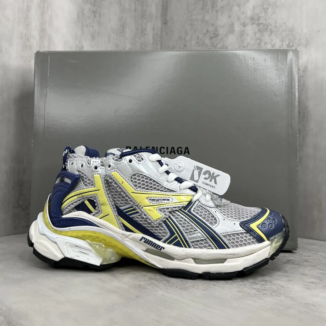 💰520🔥新款上架🔥 纯原版本 新款BALENCIAGA Runner 7.0 七代巴黎世家老爹鞋 通过溢胶、做旧、缝线等细节,展示了设计师 Demna 的运动鞋风格,用一双「旧鞋」传递复古感,后侧板、翘起的鞋头,则展示了 Demna 在结构上的未来构想。 原装大盒从里到外一切百分百还原官方配置 顶级专供碾压一切版本 尺码:35 36 37 38 39 40 41 42 43 44 45