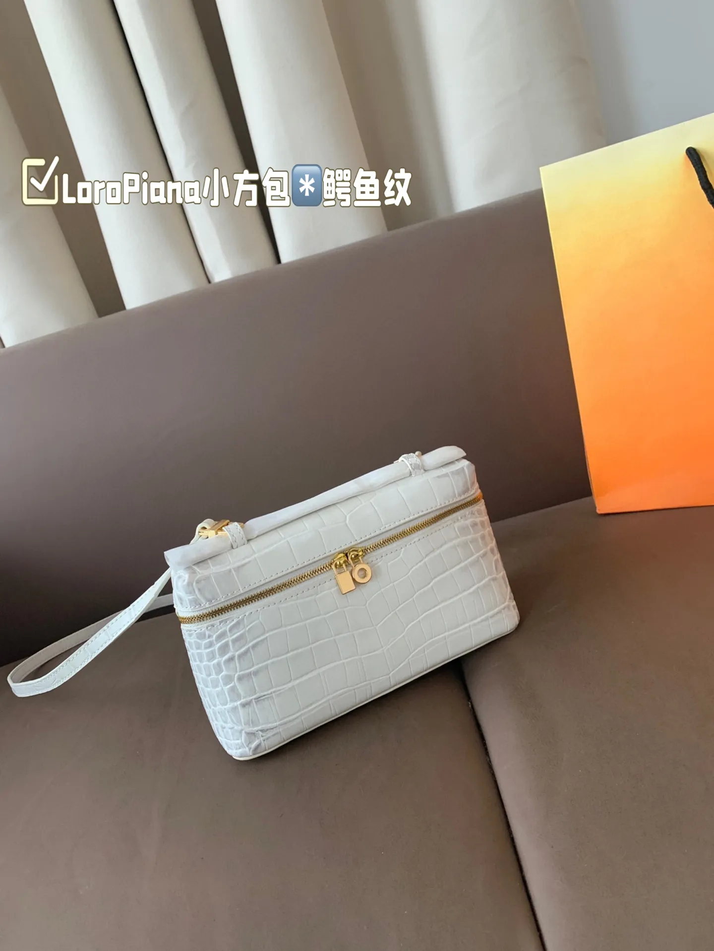 P175 配盒子 貌美如花LoroPiana小方鳄鱼纹 不再买包的我看到这个小白真是受不了 简直太适合夏天,容量可放下手机 钥匙 气垫 手纸 口红等,好喜欢這 #OroPiana#夏日小包推荐 尺寸:20*12