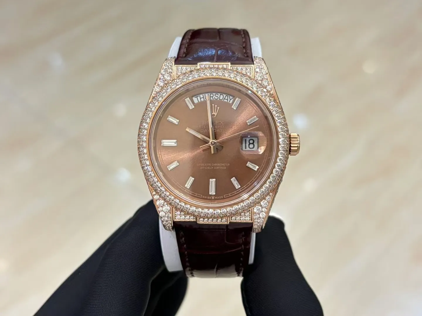 💍劳力士 顶级好货💍🌈首款日志型美洲鳄鱼皮带系列 !✨后镶嵌顶级天然皓石,大闪亮,难度极高,目前同种材质最闪工艺。不惜成本只为完美,可谓用心至极,完美展现工匠精神。奢华高贵 身份的象征,适合重要场合使用! 1⃣️搭载ETA2836星期日历全自动机芯,经典机芯稳定性强,无后顾之忧。 2⃣️蓝宝石镜面,字面颜色更细腻做出了与正品一致的视觉效果,防反光凸透式放大日历窗。 ️3⃣️表壳均采用顶级904钢,镶嵌顶级天然皓石。尺寸:直径40mm。 4⃣️表带美洲鳄鱼皮配搭原装折叠扣表扣,连接表壳头粒更细致优化!表扣细节刻字也比较到位! 5⃣️复刻诚心力作!让我们一起一劳永逸!欢迎各位表友品鉴!