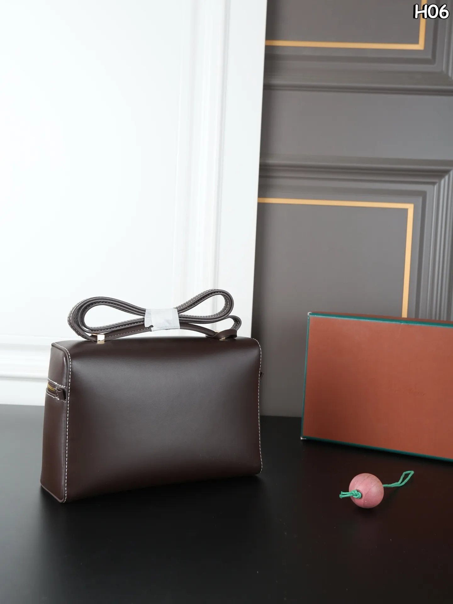 大P235 天地盖➕挂件 中P225 天地盖➕挂件 小P205 天地盖➕挂件 Loro Piana Extra Bag LP 饭盒包 化妆盒子包 手提包斜挎包 宋佳同款！ 吴千语、唐嫣等明星都在背Loro Piana新包！ Loro Piana 又出新包了，最新街拍吴千语、唐嫣、张钧甯、董洁、马思纯、梅婷、宋佳、万茜、邬君梅、张雪迎、包包颜值是真的高，容量方面也能够满足出行需求，不管是通勤还是日常都很适合，秋冬季节拿来搭配外套大衣最合适不过啦！ 尺寸：26.5&times;17/23&times;15/20&times;11