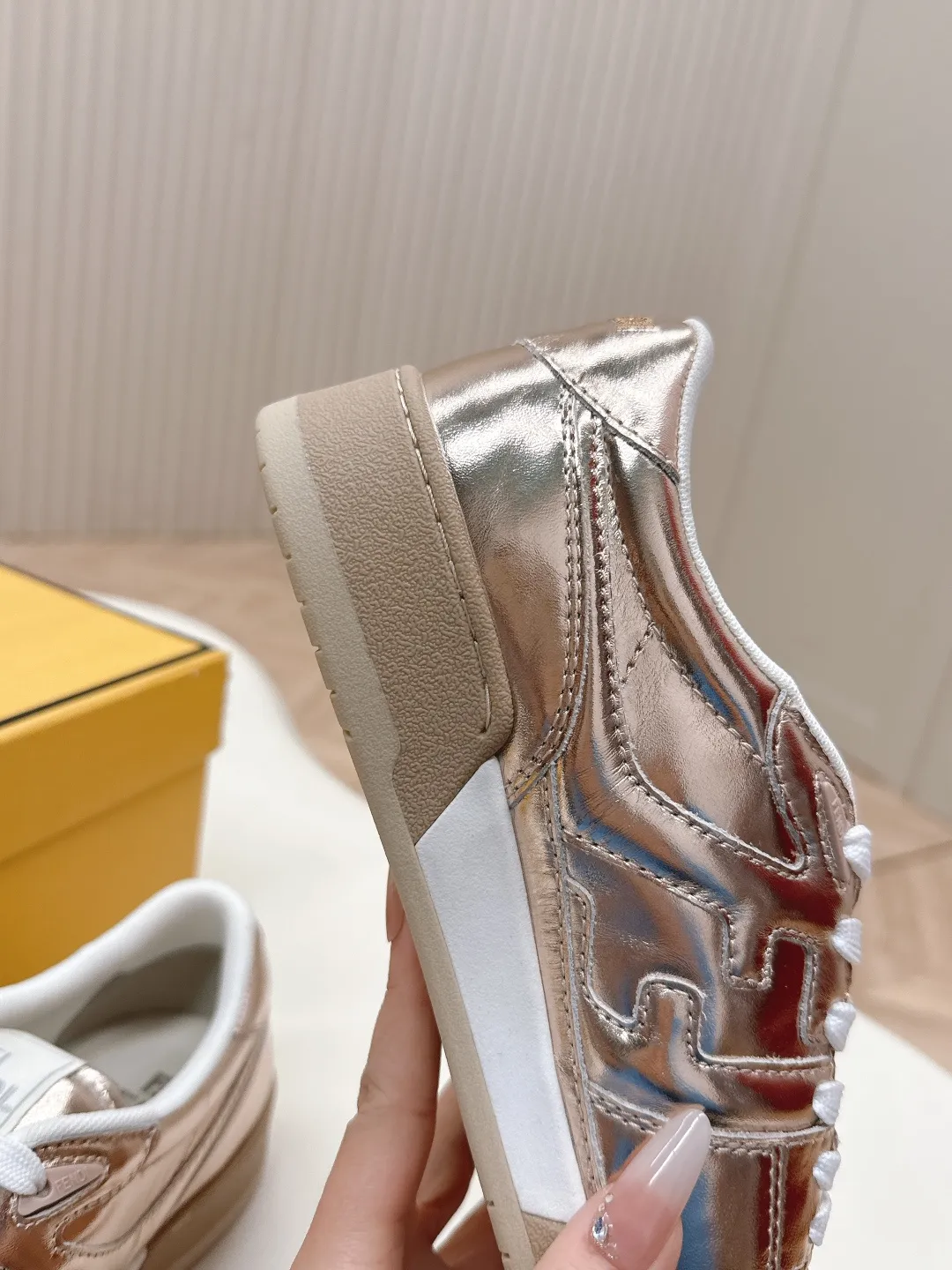 最新色系!皮面 出女💰320 男加10 最新版面 情侣款 Fendi芬迪2025新色系列板鞋休闲运动鞋 FD match 升级新款 全皮面拼接 新鲜血液注入加FF复古的设计 超好看百搭 鞋面牛皮面拼接组合 侧面凸起的双F logo内里采用透气布里 轻便 舒适百搭 原版TPu大底 码数,女款35-40 / 男款39-44