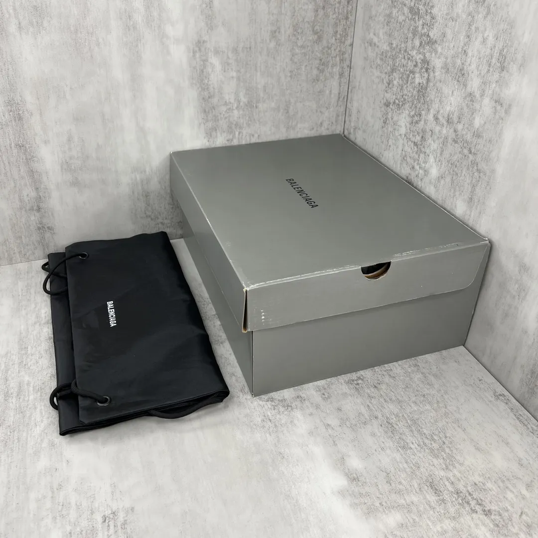 💰520🔥新款上架🔥 纯原版本 新款BALENCIAGA Runner 7.0 七代巴黎世家老爹鞋 通过溢胶、做旧、缝线等细节，展示了设计师 Demna 的运动鞋风格，用一双「旧鞋」传递复古感，后侧板、翘起的鞋头，则展示了 Demna 在结构上的未来构想。 原装大盒从里到外一切百分百还原官方配置 顶级专供碾压一切版本 尺码：35 36 37 38 39 40 41 42 43 44 45