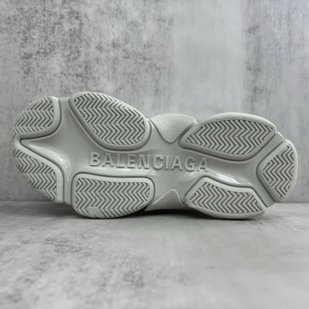 💰420🔥新款上架🔥 BALENCIAGA Triple S 巴黎世家复古老爹鞋 镜面漆皮 全套原纸板楦头开发 最原汁原味的灵魂版型 全鞋荧光划线卡点 胶水把控整洁度追求极致完美 每一双都是工艺品 多重QC质检 超越公司货的品控标准 实实在在的免检产品 原盒原配 正确字体电绣 粗细、位置、大小正确 侧边TPU 透气孔匹配意产原版 TPU软底 原版一致大底LOGO 立体感十足 复杂的三层外底 采用Clear Sole技术将TPU注入鞋底内部可产生气泡 以提供更多舒适感 更轻的鞋子和减震效果 脚趾边缘绣有尺寸 侧面绣有徽标 背面压印徽标 舌头上的Triple S橡胶品牌 2个鞋带环 包括1个功能环 运动系带系统 带12个织物孔眼 双色鞋带让人想起远足靴的鞋带 后部拉环和舌头拉环 码数：35-46