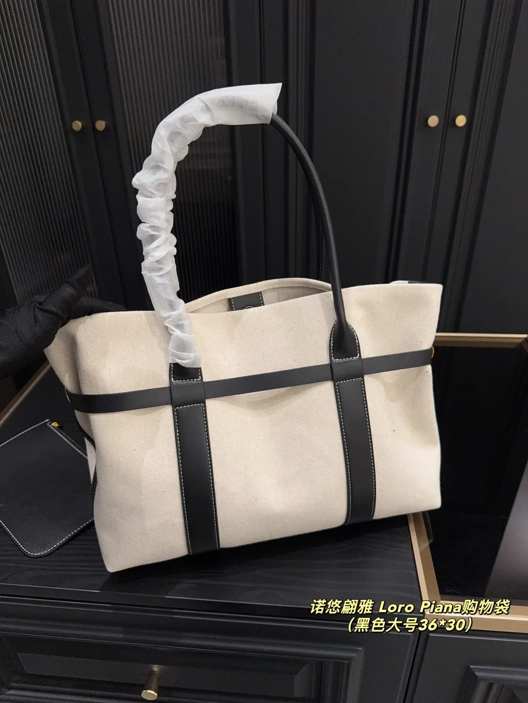 大号p190⚠️尺寸36.30 小号p170⚠️尺寸25.20 诺悠翩雅 Loro Piana购物袋 出差的时候带上了这款新包,疯狂拍照🙌 白棕拼色的大容量托特包真的美翻了 太显高级👀 实物是纯正的米白色,搭配棕色真牛皮 既有帆布的轻盈感,又有牛皮的高质感 内里容量巨大,电脑、ipad、手机通通塞下 甚至还能塞下我的外套,真的太实用啦🥰