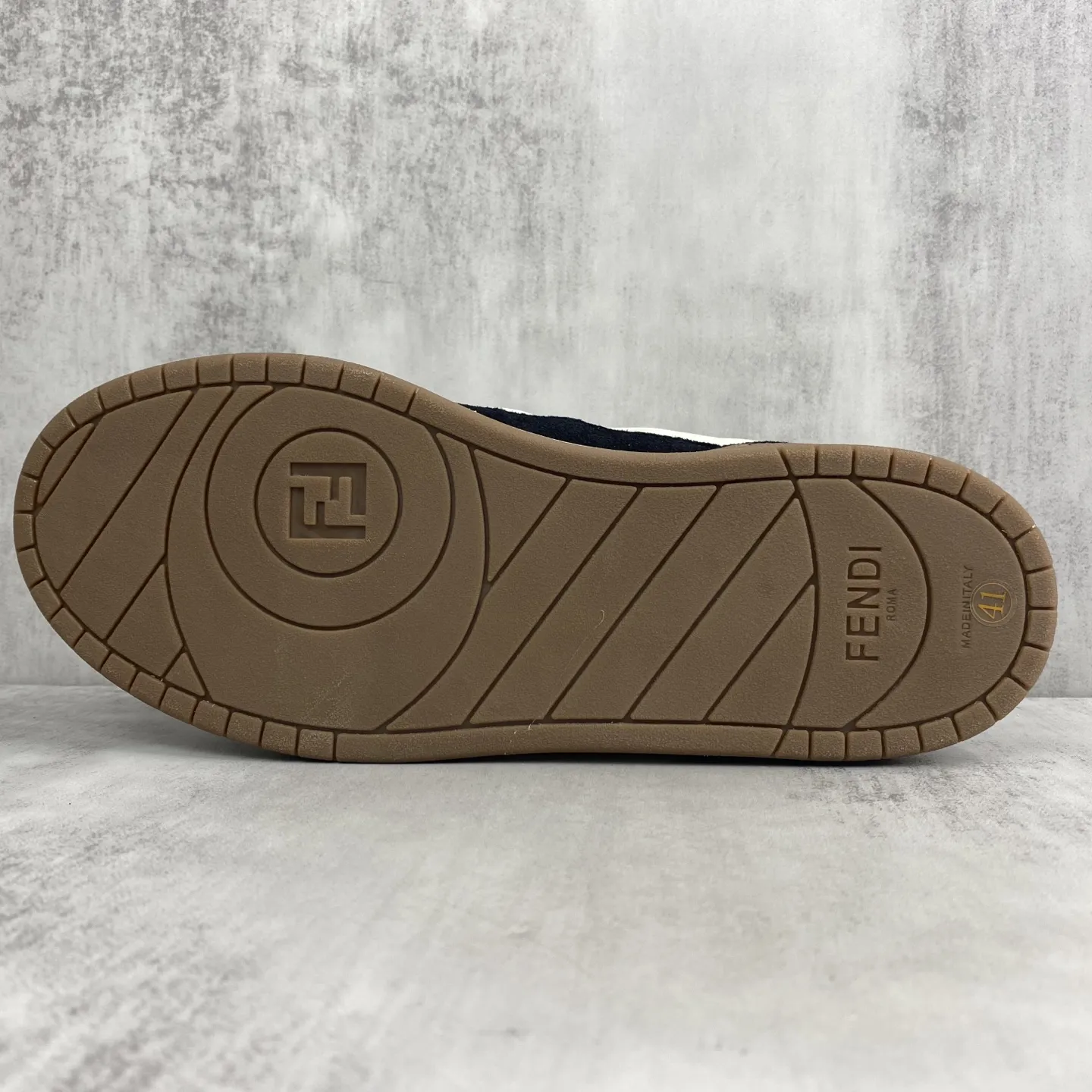 💰330🔥新色上架🔥 Fendi 芬迪情侣款休闲鞋FENDI芬迪match最新爆款情侣款运动鞋 设计师Kim Jones打造的首款运动鞋fendi match 和LV驴牌的Trainer篮球运动鞋 鞋型差不多 添加了FF复古的设计 鞋面采用麂皮和皮革拼接组合 侧面凸起的双F logo内里采用毛巾绒里 码数：女款35-40 / 男款39-45