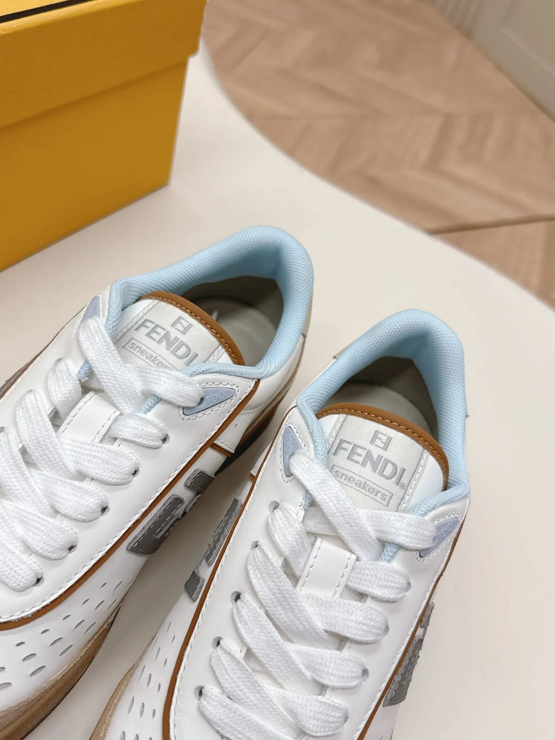 最新色系!出女💰310男加10 最新版面 情侣款 Fendi芬迪2025新色系列板鞋休闲运动鞋 FD match 升级新款 全皮面拼接 新鲜血液注入加FF复古的设计 超好看百搭 鞋面牛皮面拼接组合 侧面凸起的双F logo内里采用透气布里 轻便 舒适百搭 原版TPu大底 码数,女款35-40 / 男款39-44