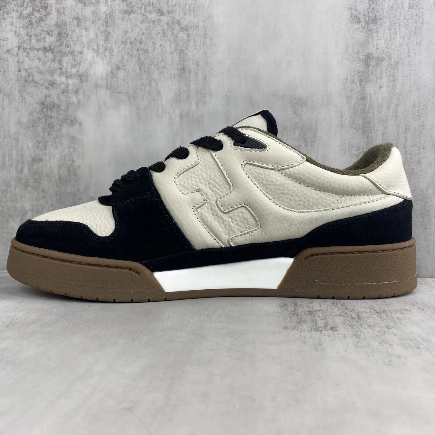 💰330🔥新色上架🔥 Fendi 芬迪情侣款休闲鞋FENDI芬迪match最新爆款情侣款运动鞋 设计师Kim Jones打造的首款运动鞋fendi match 和LV驴牌的Trainer篮球运动鞋 鞋型差不多 添加了FF复古的设计 鞋面采用麂皮和皮革拼接组合 侧面凸起的双F logo内里采用毛巾绒里 码数:女款35-40 / 男款39-45