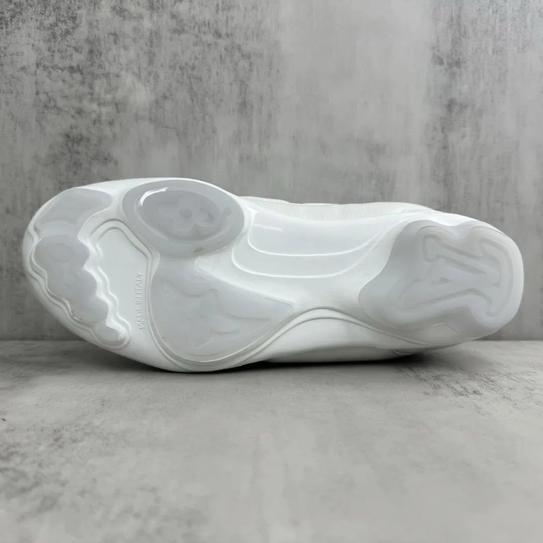 💰430🔥新款上新🔥 Louis Vuitton Footprint 25ss 足球鞋 LV Footprint Soccer 以足球运动鞋为灵感，将绿茵场的活力与奢华材质完美结合，展现了运动与时尚的新融合 预示着鞋履时尚的新趋势 值得注意的是，这款鞋型均采用了 &ldquo;薄底鞋&rdquo; 设计，在面包鞋盛行多年后，时尚圈的风向似乎正在向更加简约的薄底鞋转变。Louis Vuitton 本季的新品，无疑将在这一趋势中发挥重要作用，为时尚界带来更多可能性。码数：35-45(38,45不退换)