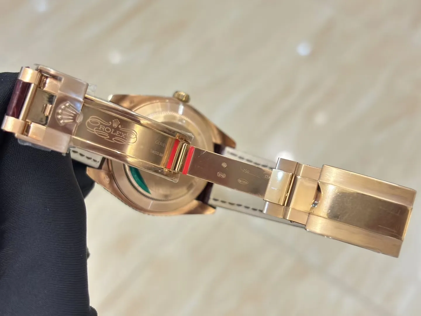 💍劳力士 顶级好货💍🌈首款日志型美洲鳄鱼皮带系列 ！✨后镶嵌顶级天然皓石，大闪亮，难度极高，目前同种材质最闪工艺。不惜成本只为完美，可谓用心至极，完美展现工匠精神。奢华高贵 身份的象征，适合重要场合使用！ 1⃣️搭载ETA2836星期日历全自动机芯，经典机芯稳定性强，无后顾之忧。 2⃣️蓝宝石镜面，字面颜色更细腻做出了与正品一致的视觉效果，防反光凸透式放大日历窗。 ️3⃣️表壳均采用顶级904钢，镶嵌顶级天然皓石。尺寸：直径40mm。 4⃣️表带美洲鳄鱼皮配搭原装折叠扣表扣，连接表壳头粒更细致优化！表扣细节刻字也比较到位！ 5⃣️复刻诚心力作！让我们一起一劳永逸！欢迎各位表友品鉴！