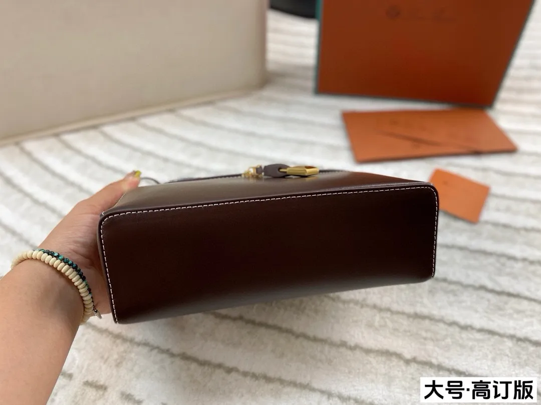 p220/p200 配盒🎁(高订版) Loro Piana extra 光面的牛皮质感绝绝子，搭配金扣气场一下子上来了，不得不说这个巧克力配色尊的好好看啊 很久没有这么心动过了！尺寸：23*15/20*11（配檀香木logo挂件）