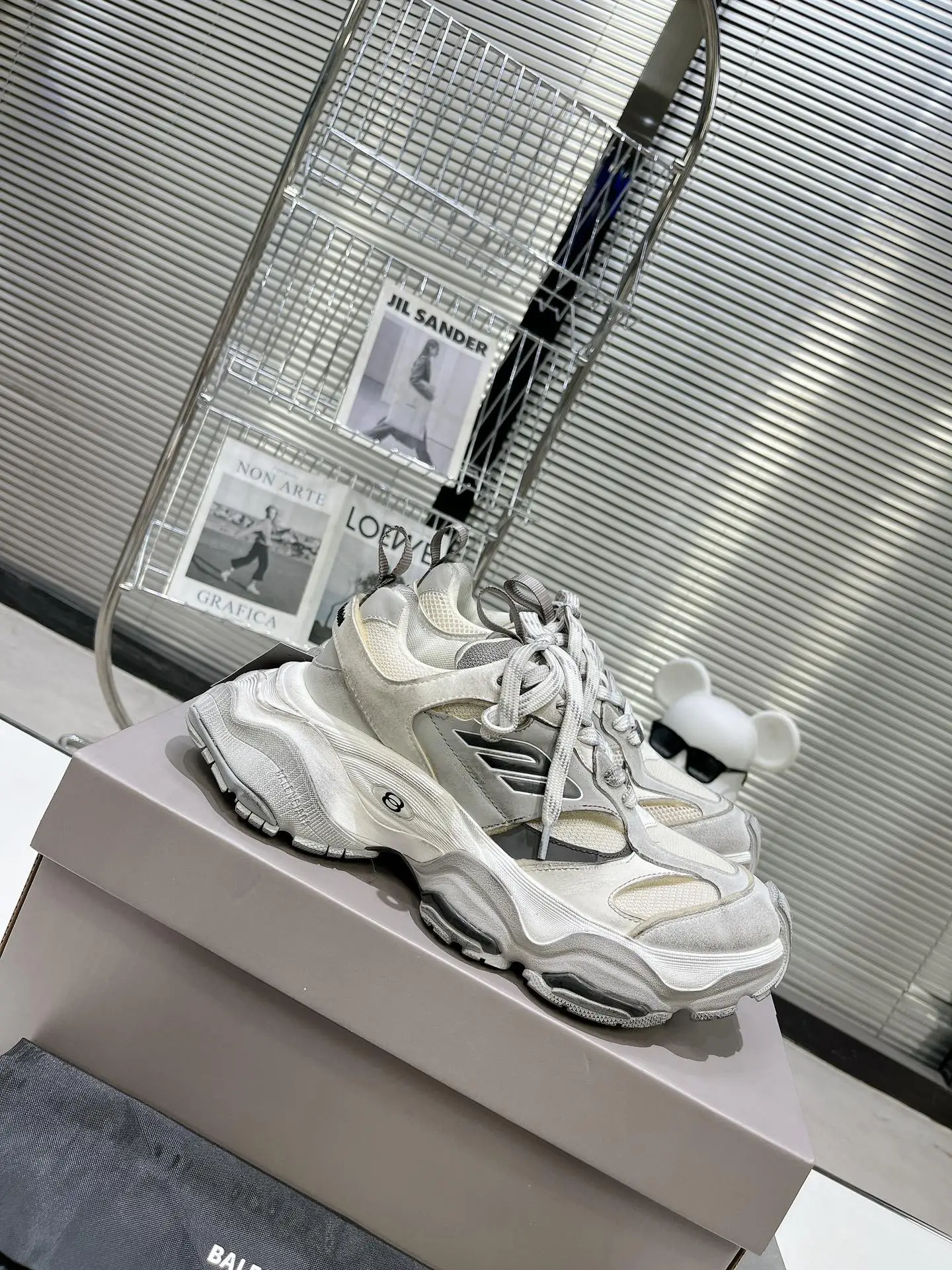 巴黎世家SUMMER 24 Cargo Sneaker 全球限量版 顶级版本 超级火爆！ 6XL的终极奥义。伴随Balenciaga夏季24系列的发布，秀场上刘昊然脚上的6XL运动鞋再一次成为时尚的话题点，并且在秀场结束的第一时间，不少博主就发布了对这双鞋的测评和与3XL的对比。细看整体，鞋上有一处较大的变体&ldquo;B