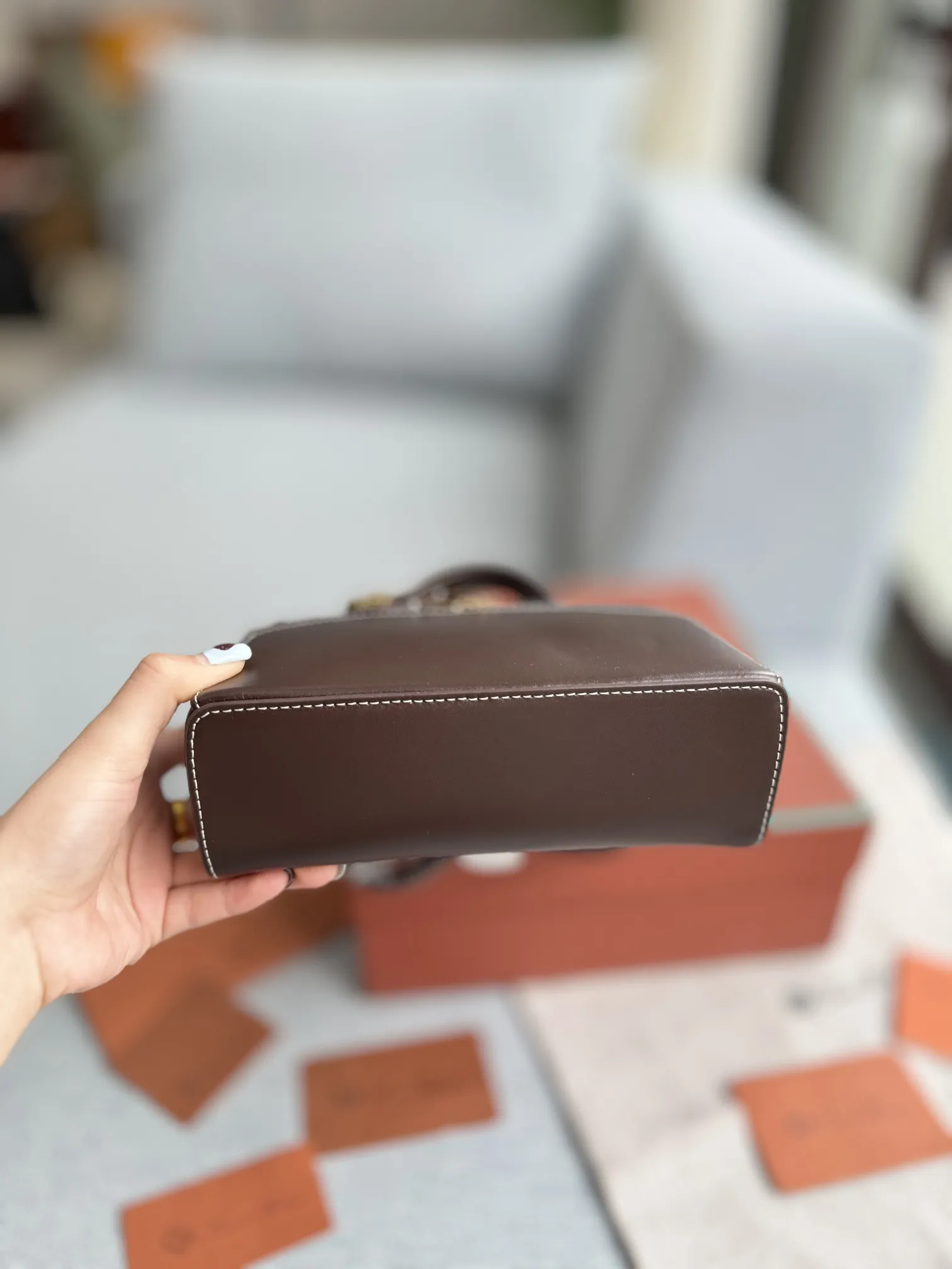 小号P205 配盒🎀 size：19.5&times;10.5 Loro Piana Extra Bag L27 饭盒包 单肩斜挎手提包 手袋包 这个包型以几何造型展示了精美与优雅风范复古手袋的魅力 加上细心雕琢的细节锋线饰边凸显出简洁干练的线条 为新手袋增添了现代的品味! 皮质采用了牛皮制作而成具有细腻而饱满的纹理感金属点缀 独特精致