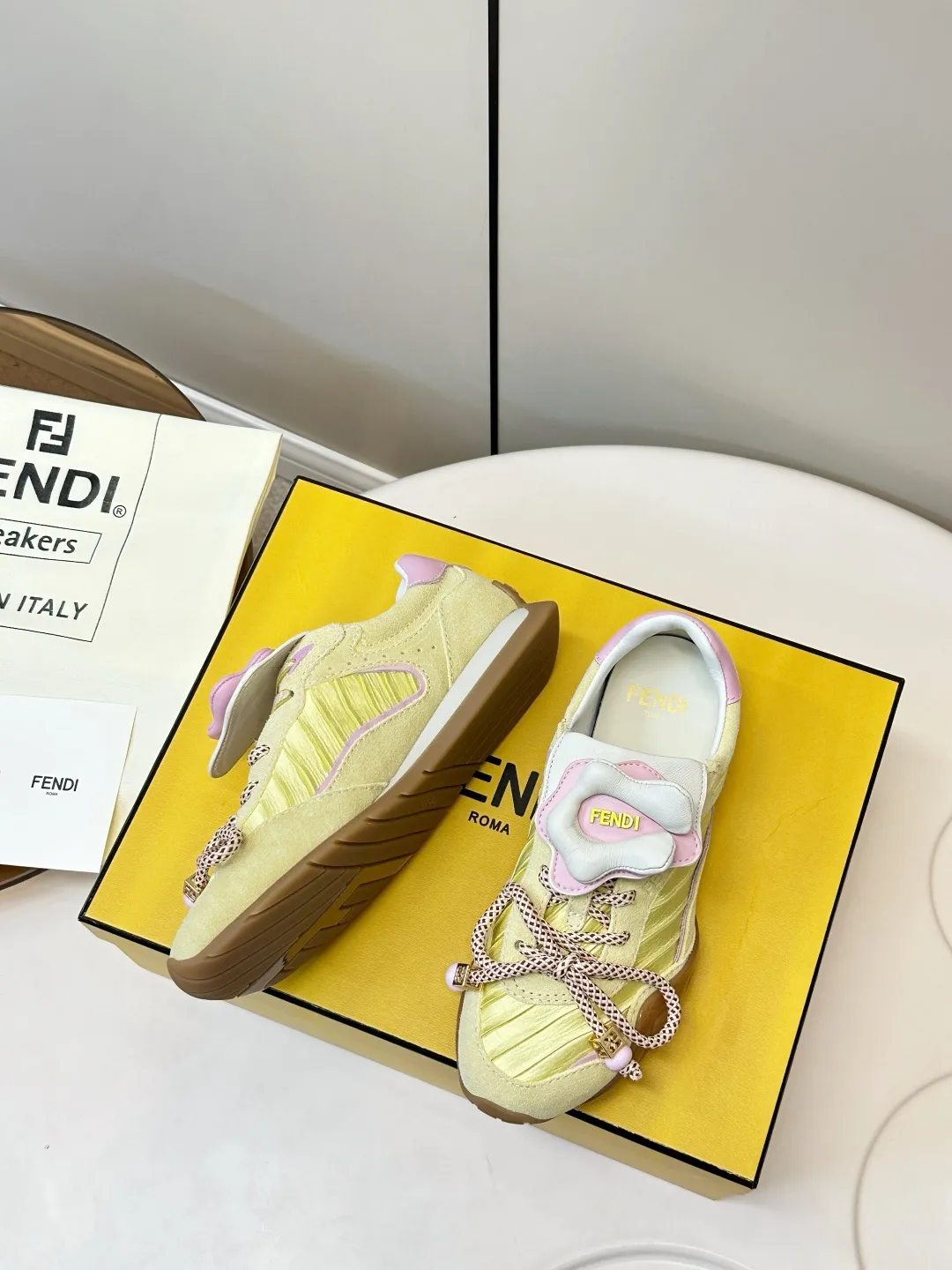 FENDI 2026SS限量运动鞋 P310 💛FENDI 2026SS限量运动鞋,意大利制造,麂皮+织物拼接,浅黄主色配粉紫细节,清新又时髦✨。鞋带是品牌标志性织带,辨识度超高! TPU橡胶鞋底抓地力强,日常穿搭或轻运动都OK。鞋舌&鞋侧有FENDI Logo,限量发售,收藏价值满分,超适合追求个性和品质的你! 鞋面:麂皮+织物拼接 内里:羊皮 码数:35-40