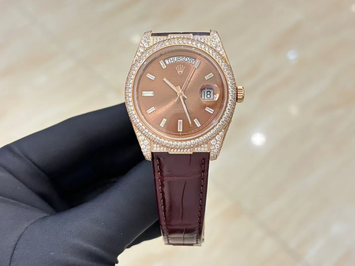 💍劳力士 顶级好货💍🌈首款日志型美洲鳄鱼皮带系列 ！✨后镶嵌顶级天然皓石，大闪亮，难度极高，目前同种材质最闪工艺。不惜成本只为完美，可谓用心至极，完美展现工匠精神。奢华高贵 身份的象征，适合重要场合使用！ 1⃣️搭载ETA2836星期日历全自动机芯，经典机芯稳定性强，无后顾之忧。 2⃣️蓝宝石镜面，字面颜色更细腻做出了与正品一致的视觉效果，防反光凸透式放大日历窗。 ️3⃣️表壳均采用顶级904钢，镶嵌顶级天然皓石。尺寸：直径40mm。 4⃣️表带美洲鳄鱼皮配搭原装折叠扣表扣，连接表壳头粒更细致优化！表扣细节刻字也比较到位！ 5⃣️复刻诚心力作！让我们一起一劳永逸！欢迎各位表友品鉴！