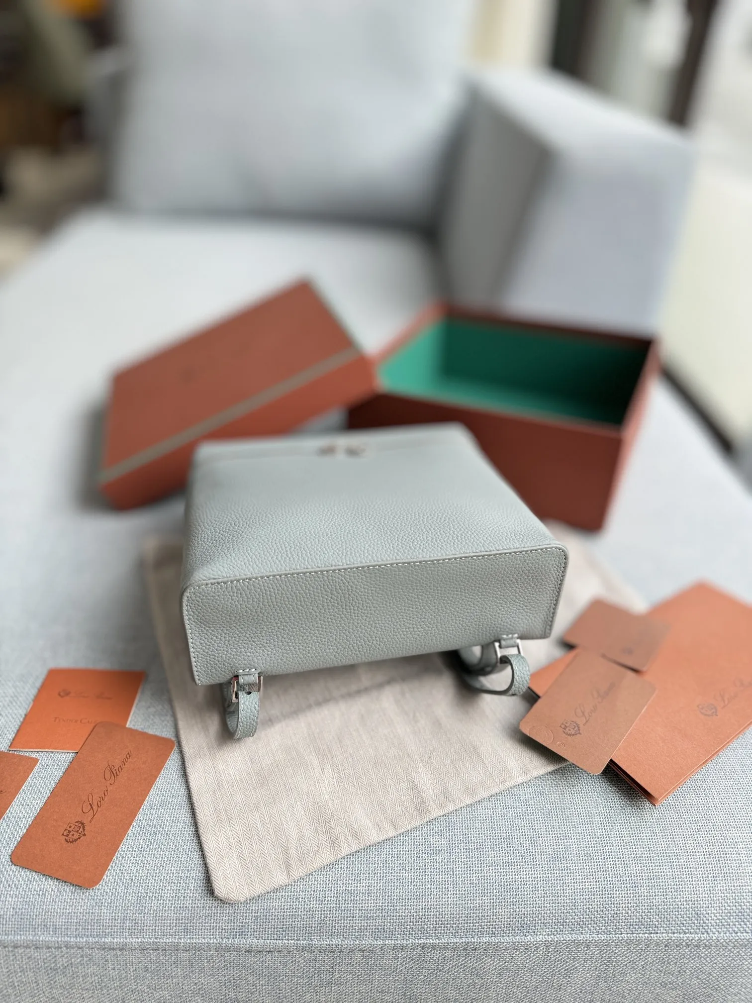 P215 配盒🎀 size：23&times;21 Loro Piana ExtraPocket L23.5 豆腐包 双肩包 造型实在太可爱了! 一如既往的极简风格 新出珍珠灰特别有质感! 一眼就被这款米色手提双肩包吸引了 它静静地躺在木质桌面上 宛如一位等待被发现的优雅女子。