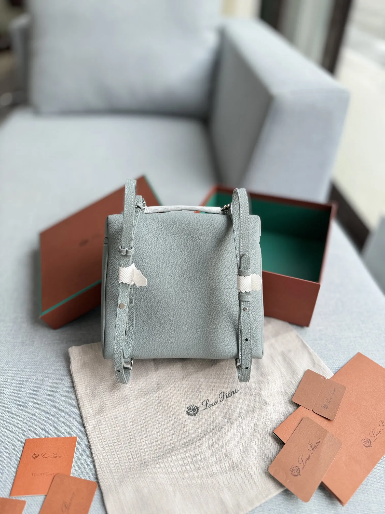 P215 配盒🎀 size：23&times;21 Loro Piana ExtraPocket L23.5 豆腐包 双肩包 造型实在太可爱了! 一如既往的极简风格 新出珍珠灰特别有质感! 一眼就被这款米色手提双肩包吸引了 它静静地躺在木质桌面上 宛如一位等待被发现的优雅女子。