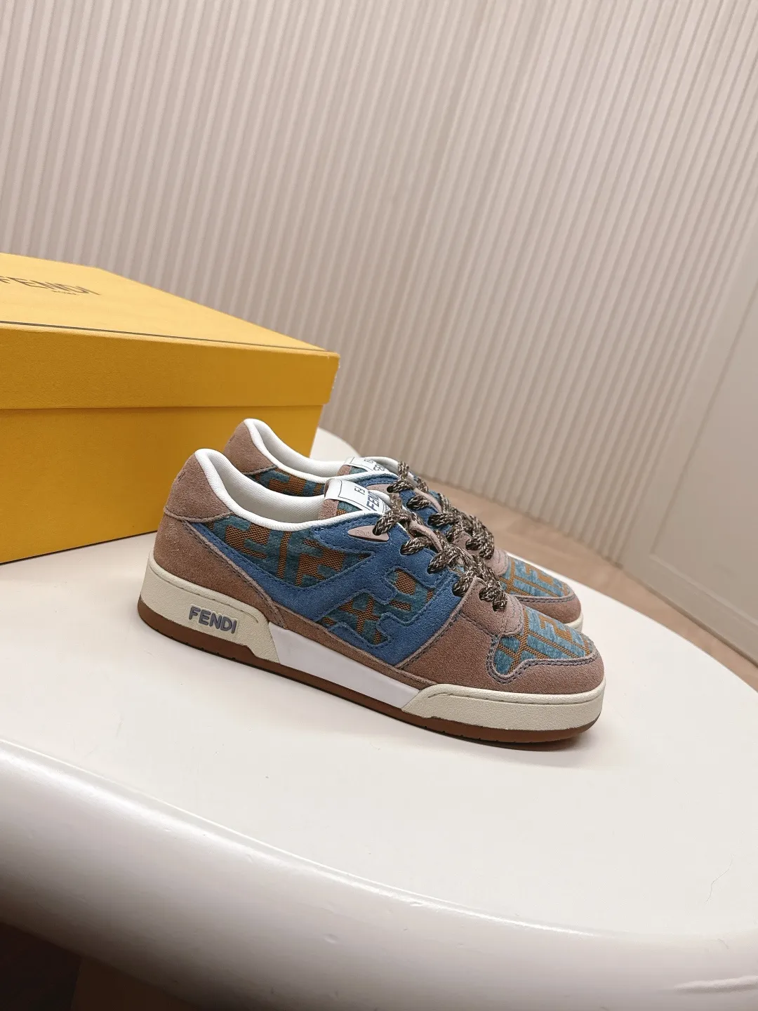 最新色系！皮面 出女💰320 男加10 最新版面 情侣款 Fendi芬迪2025新色系列板鞋休闲运动鞋 FD match 升级新款 全皮面拼接 新鲜血液注入加FF复古的设计 超好看百搭 鞋面牛皮面拼接组合 侧面凸起的双F logo内里采用透气布里 轻便 舒适百搭 原版TPu大底 码数，女款35-40 / 男款39-44