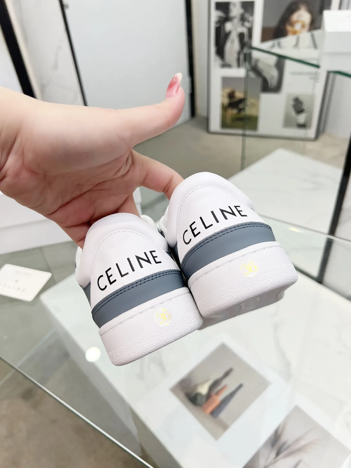 🌼P270💰 CELINE赛琳秋冬新款HUNTINGTON面包鞋火爆上新 面包鞋以肥肥胖胖而得名近年来火爆全网 这款面包鞋上新小红薯关注极高 一款简简单单又百搭的面包鞋各大博主、明星纷纷上脚,原版品质搭配专柜精美包装 楦形流畅穿着舒适透气,你值得拥有 鞋面:头层牛皮 内里:透气网里 大底:原版橡胶防滑底 码数:女35-41#