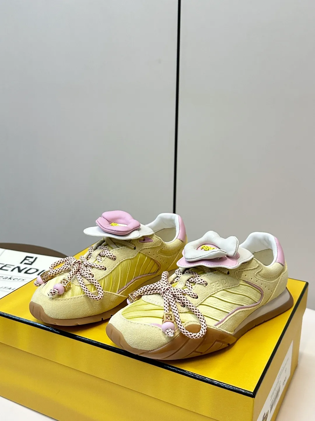FENDI 2026SS限量运动鞋 P310 💛FENDI 2026SS限量运动鞋,意大利制造,麂皮+织物拼接,浅黄主色配粉紫细节,清新又时髦✨。鞋带是品牌标志性织带,辨识度超高! TPU橡胶鞋底抓地力强,日常穿搭或轻运动都OK。鞋舌&鞋侧有FENDI Logo,限量发售,收藏价值满分,超适合追求个性和品质的你! 鞋面:麂皮+织物拼接 内里:羊皮 码数:35-40