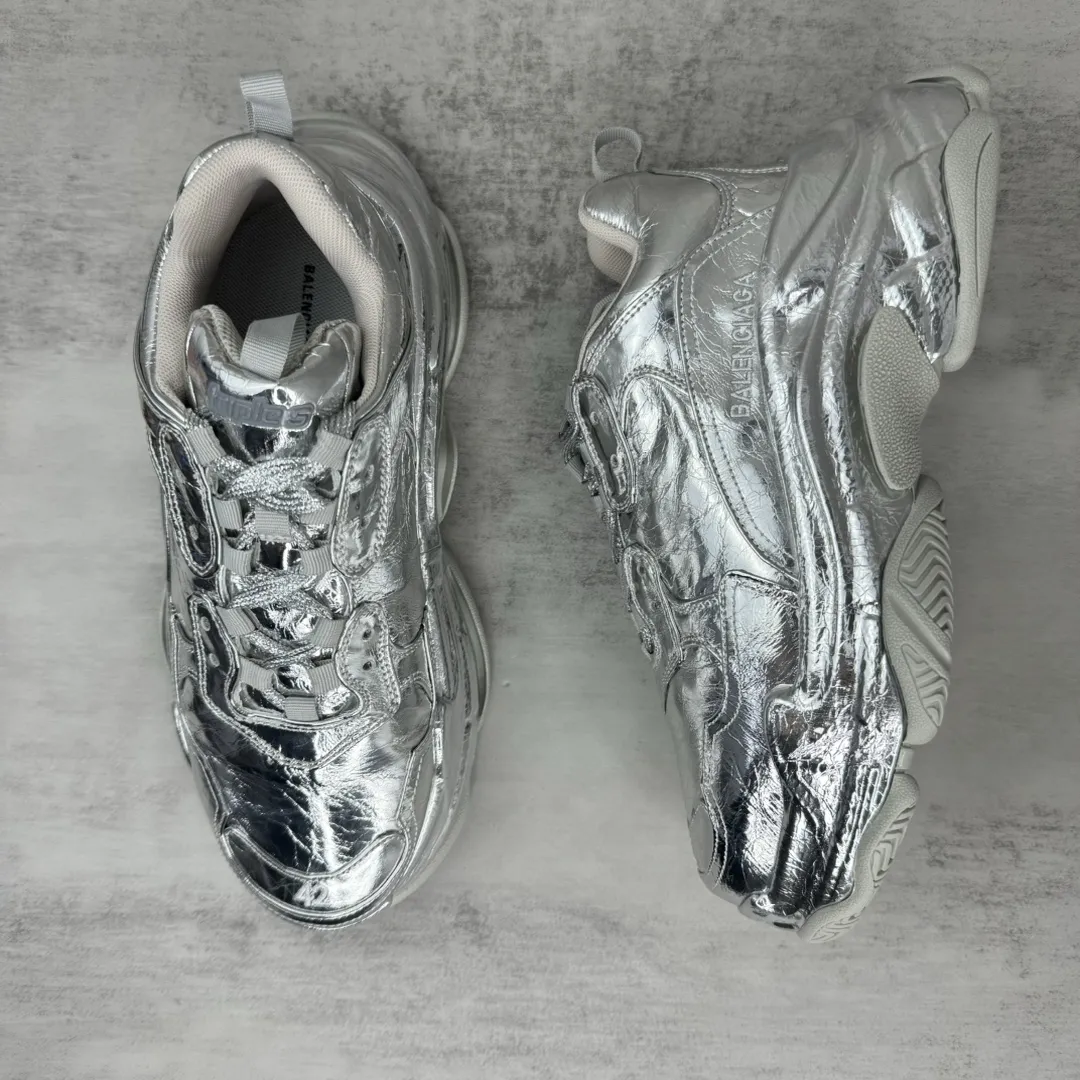 💰420🔥新款上架🔥 BALENCIAGA Triple S 巴黎世家复古老爹鞋 镜面漆皮 全套原纸板楦头开发 最原汁原味的灵魂版型 全鞋荧光划线卡点 胶水把控整洁度追求极致完美 每一双都是工艺品 多重QC质检 超越公司货的品控标准 实实在在的免检产品 原盒原配 正确字体电绣 粗细、位置、大小正确 侧边TPU 透气孔匹配意产原版 TPU软底 原版一致大底LOGO 立体感十足 复杂的三层外底 采用Clear Sole技术将TPU注入鞋底内部可产生气泡 以提供更多舒适感 更轻的鞋子和减震效果 脚趾边缘绣有尺寸 侧面绣有徽标 背面压印徽标 舌头上的Triple S橡胶品牌 2个鞋带环 包括1个功能环 运动系带系统 带12个织物孔眼 双色鞋带让人想起远足靴的鞋带 后部拉环和舌头拉环 码数:35-46