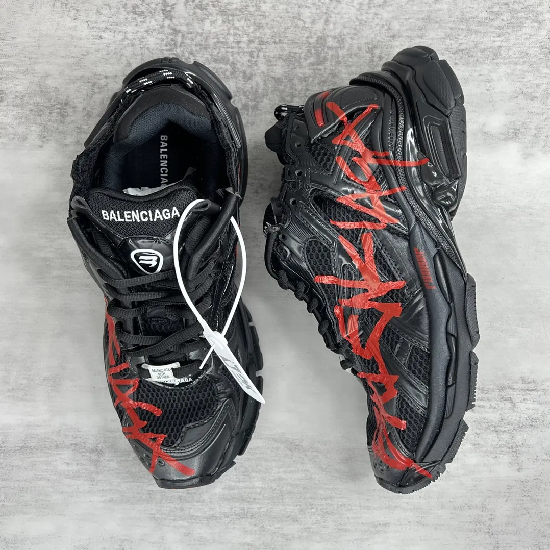 💰520🔥新款上架🔥 Balenciaga- Runner 2023最新配色 巴黎世家 最新款跑鞋是通过溢胶、做旧、缝线等细节,展示了设计师 Demna 的运动鞋风格,用一双「旧鞋」传递复古感,后侧板、翘起的鞋头,则展示了 Demna 在结构上的未来构想;原装大盒从里到外一切百分百还原官方配置 码数:35-46