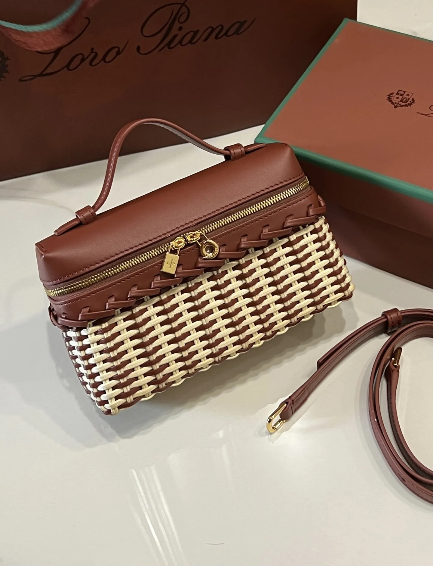 💰830New😍Loro piana L19藤编包 纯手工工艺拼接牛皮😎全球限量版💭也太美了吧✨假日系列🌊🏖️👒 最新火爆款来袭，现货供应