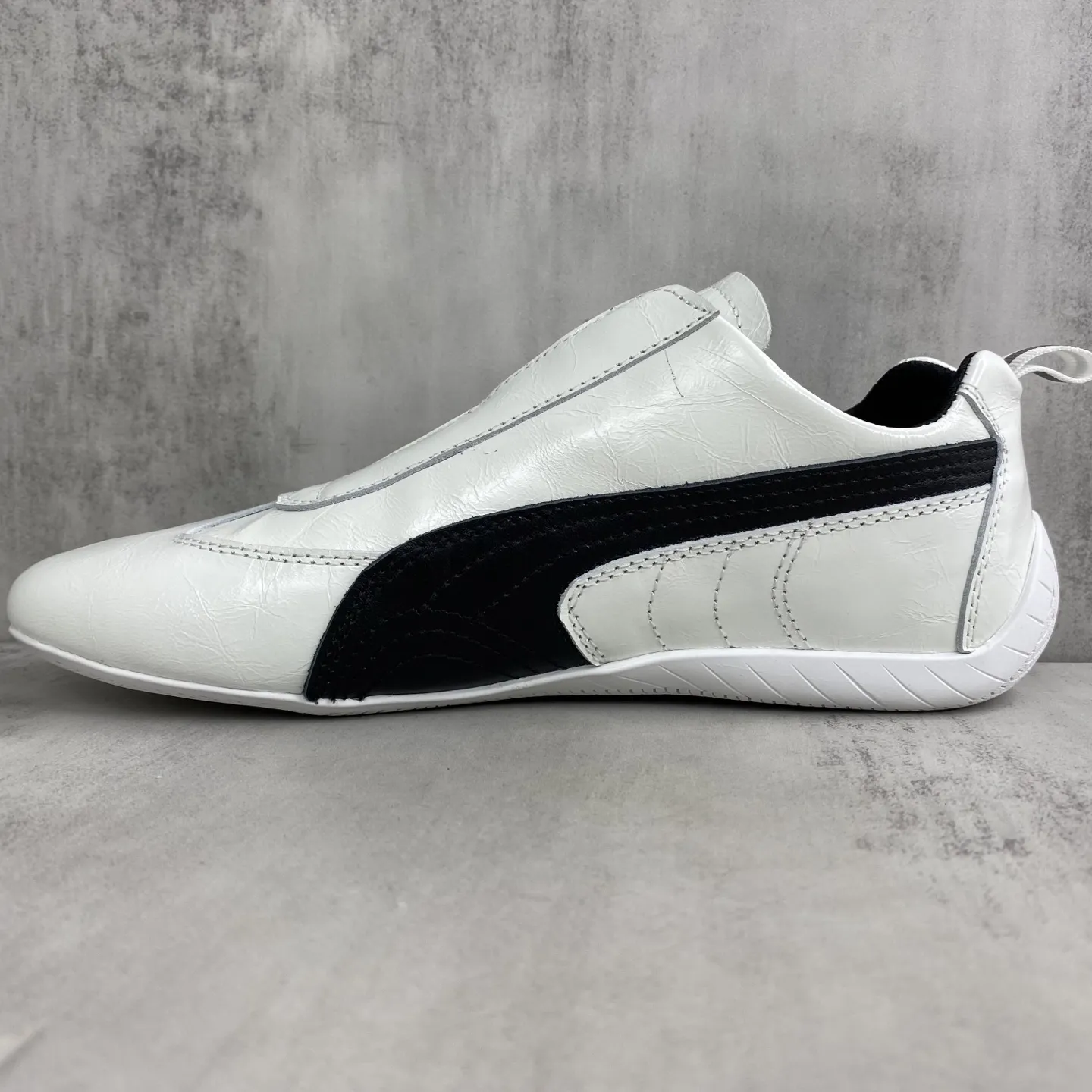 💰300🔥新款上架🔥 Balenciaga巴黎世家PUMA Speedcat运动鞋 Demna设计的全新冬季25系列Balenciaga与PUMA的联名合作款 鞋面采用进口牛京 做旧打磨元素打造出灵活的袜套式贴合感，同时保留了原本轻薄、灵活的平底设计。包装:全套配件加固飞机盒包装！码数:女35-40码（40定做不退换）男40-45码（45定做不退换）
