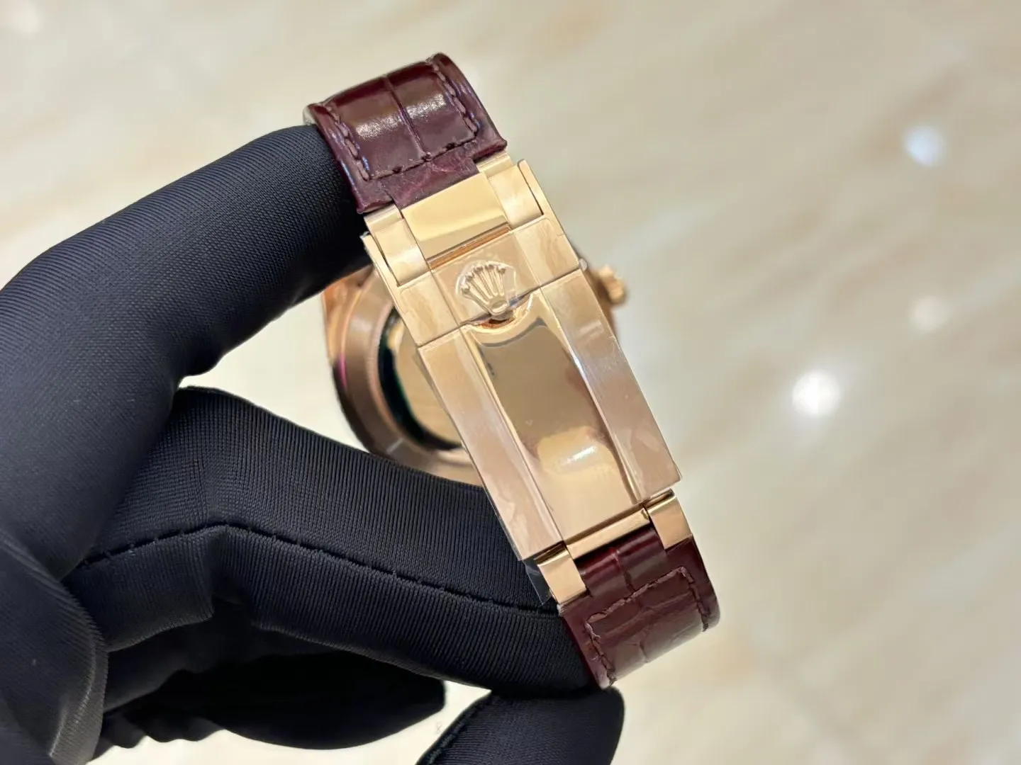 💍劳力士 顶级好货💍🌈首款日志型美洲鳄鱼皮带系列 ！✨后镶嵌顶级天然皓石，大闪亮，难度极高，目前同种材质最闪工艺。不惜成本只为完美，可谓用心至极，完美展现工匠精神。奢华高贵 身份的象征，适合重要场合使用！ 1⃣️搭载ETA2836星期日历全自动机芯，经典机芯稳定性强，无后顾之忧。 2⃣️蓝宝石镜面，字面颜色更细腻做出了与正品一致的视觉效果，防反光凸透式放大日历窗。 ️3⃣️表壳均采用顶级904钢，镶嵌顶级天然皓石。尺寸：直径40mm。 4⃣️表带美洲鳄鱼皮配搭原装折叠扣表扣，连接表壳头粒更细致优化！表扣细节刻字也比较到位！ 5⃣️复刻诚心力作！让我们一起一劳永逸！欢迎各位表友品鉴！