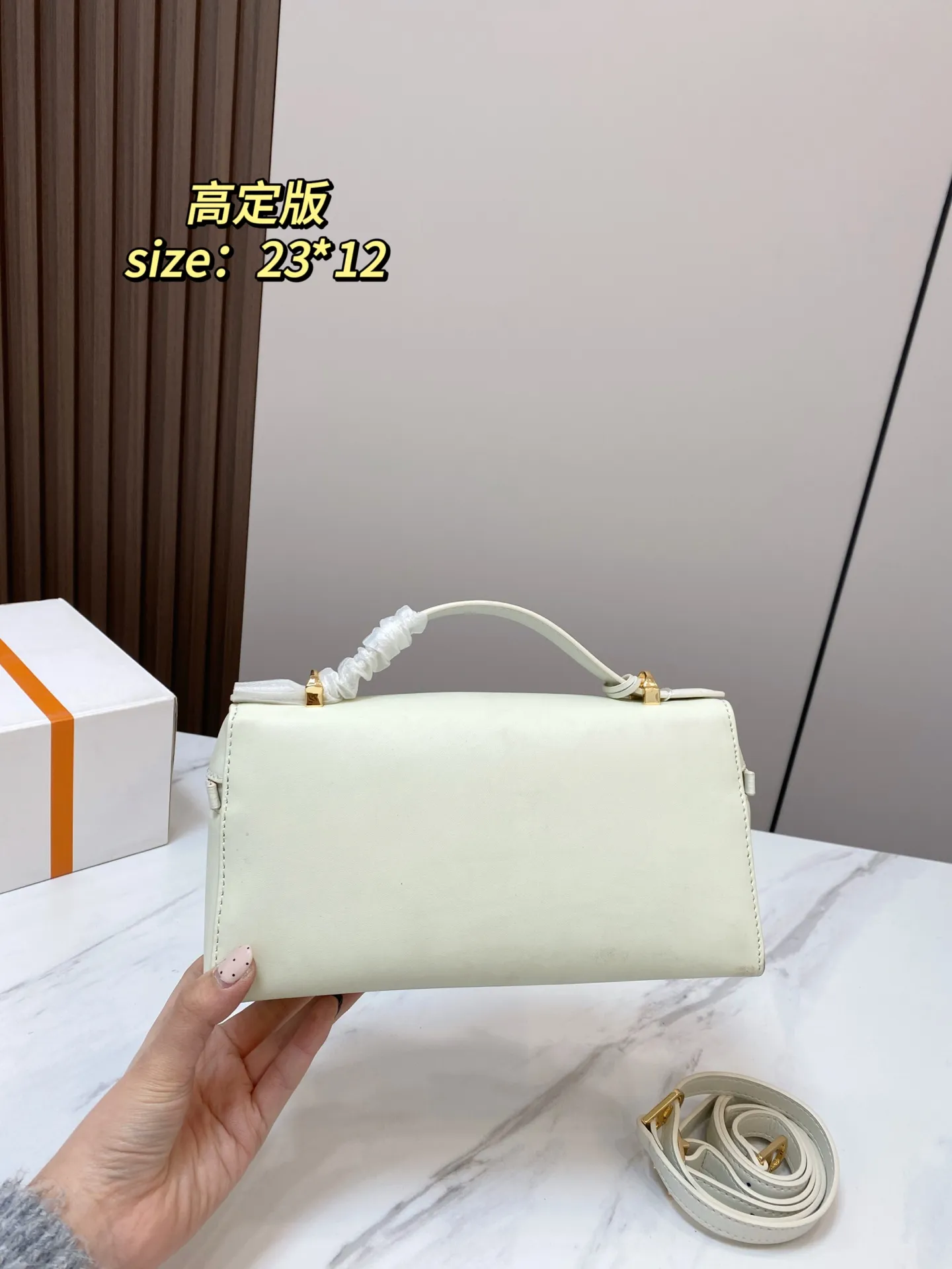 🅿️💰210 配礼盒 尺寸23*12 貌美如花LoroPiana小方包 不再买包的我看到这个真是受不了 简直太适合夏天,容量可放下手机 钥匙 气垫 手纸 口红等,好喜欢這 #OroPiana#夏日小包推荐 6178