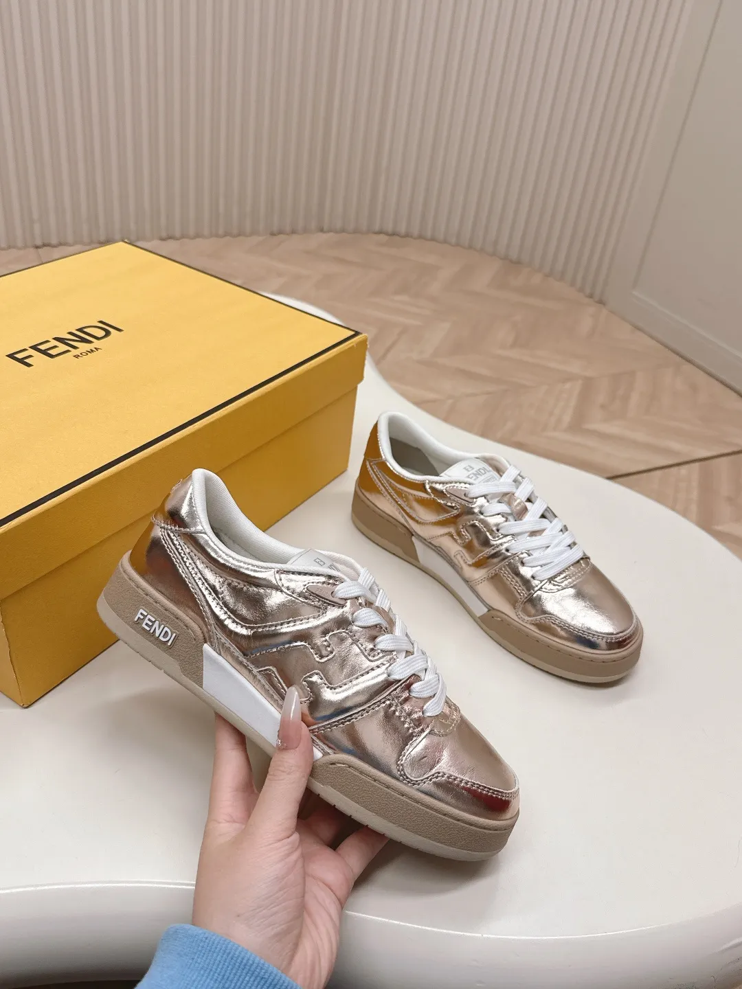 最新色系!皮面 出女💰320 男加10 最新版面 情侣款 Fendi芬迪2025新色系列板鞋休闲运动鞋 FD match 升级新款 全皮面拼接 新鲜血液注入加FF复古的设计 超好看百搭 鞋面牛皮面拼接组合 侧面凸起的双F logo内里采用透气布里 轻便 舒适百搭 原版TPu大底 码数,女款35-40 / 男款39-44
