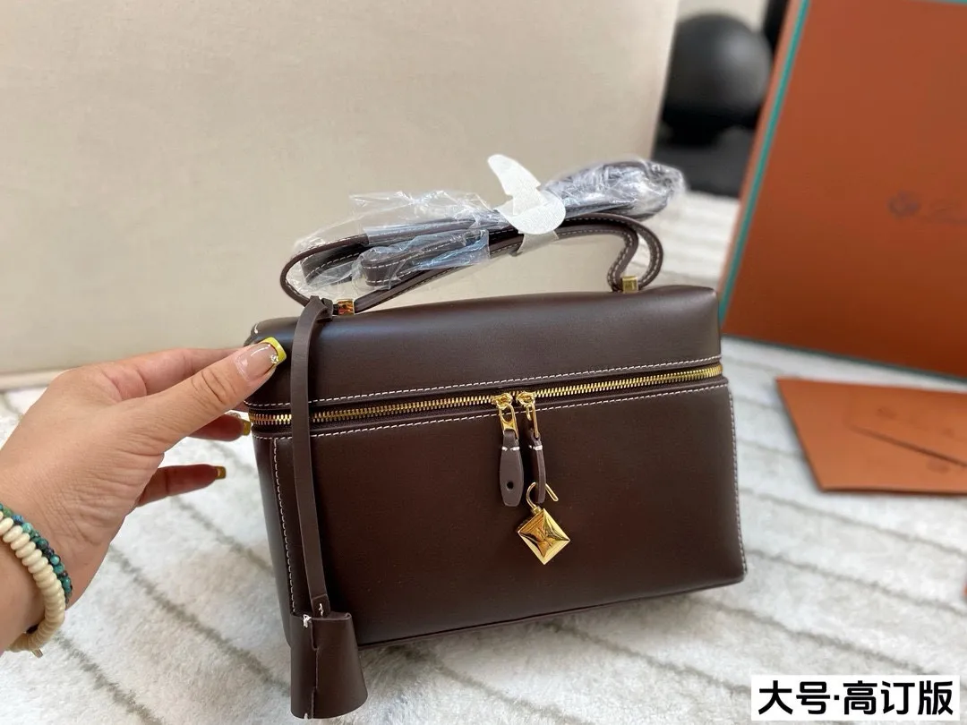 p220/p200 配盒🎁(高订版) Loro Piana extra 光面的牛皮质感绝绝子，搭配金扣气场一下子上来了，不得不说这个巧克力配色尊的好好看啊 很久没有这么心动过了！尺寸：23*15/20*11（配檀香木logo挂件）