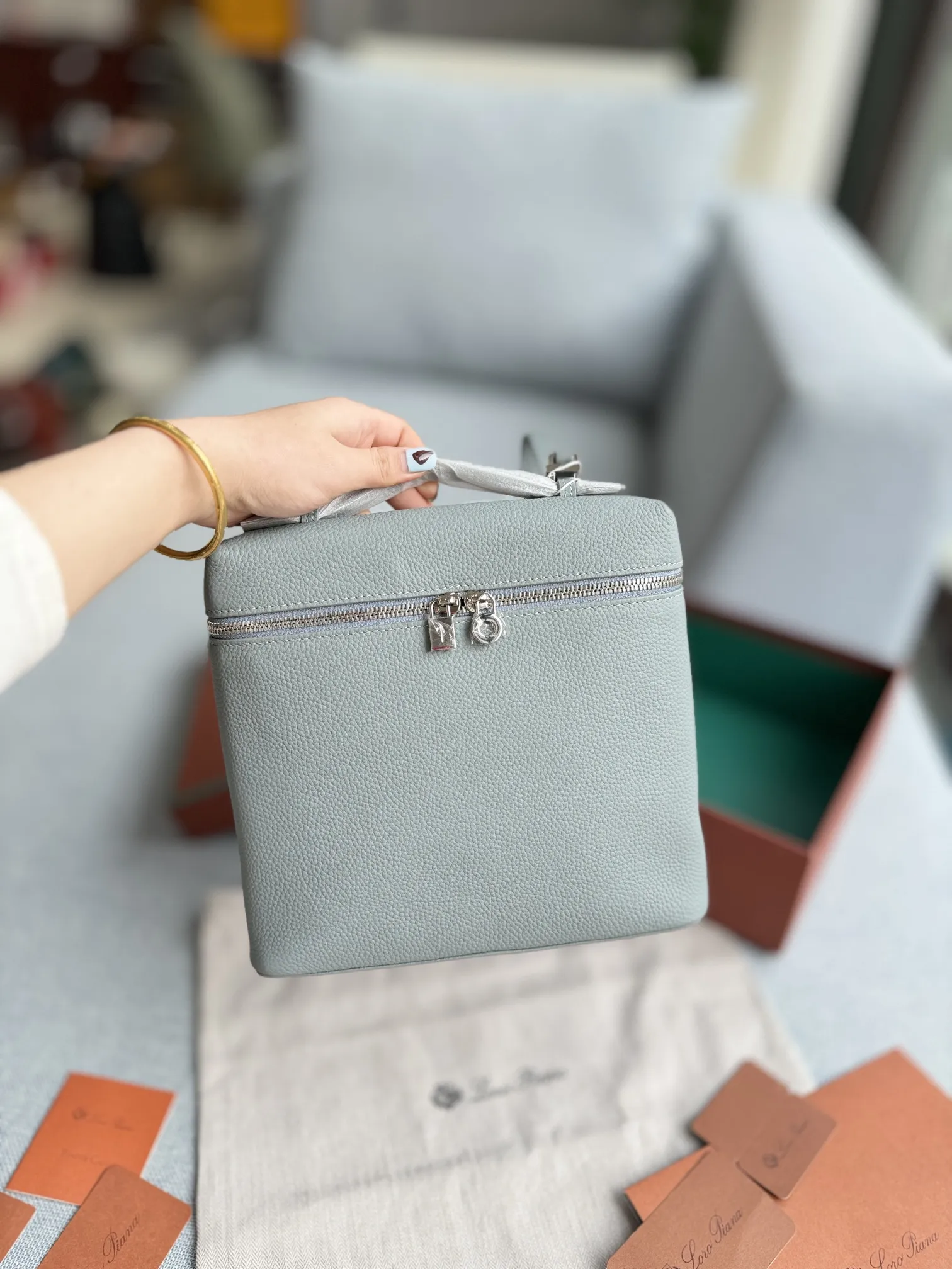 P215 配盒🎀 size:23×21 Loro Piana ExtraPocket L23.5 豆腐包 双肩包 造型实在太可爱了! 一如既往的极简风格 新出珍珠灰特别有质感! 一眼就被这款米色手提双肩包吸引了 它静静地躺在木质桌面上 宛如一位等待被发现的优雅女子。