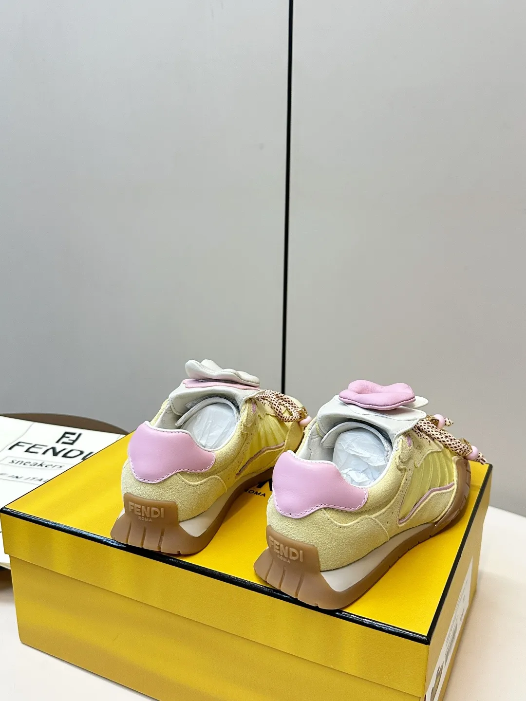FENDI 2026SS限量运动鞋 P310 💛FENDI 2026SS限量运动鞋,意大利制造,麂皮+织物拼接,浅黄主色配粉紫细节,清新又时髦✨。鞋带是品牌标志性织带,辨识度超高! TPU橡胶鞋底抓地力强,日常穿搭或轻运动都OK。鞋舌&鞋侧有FENDI Logo,限量发售,收藏价值满分,超适合追求个性和品质的你! 鞋面:麂皮+织物拼接 内里:羊皮 码数:35-40
