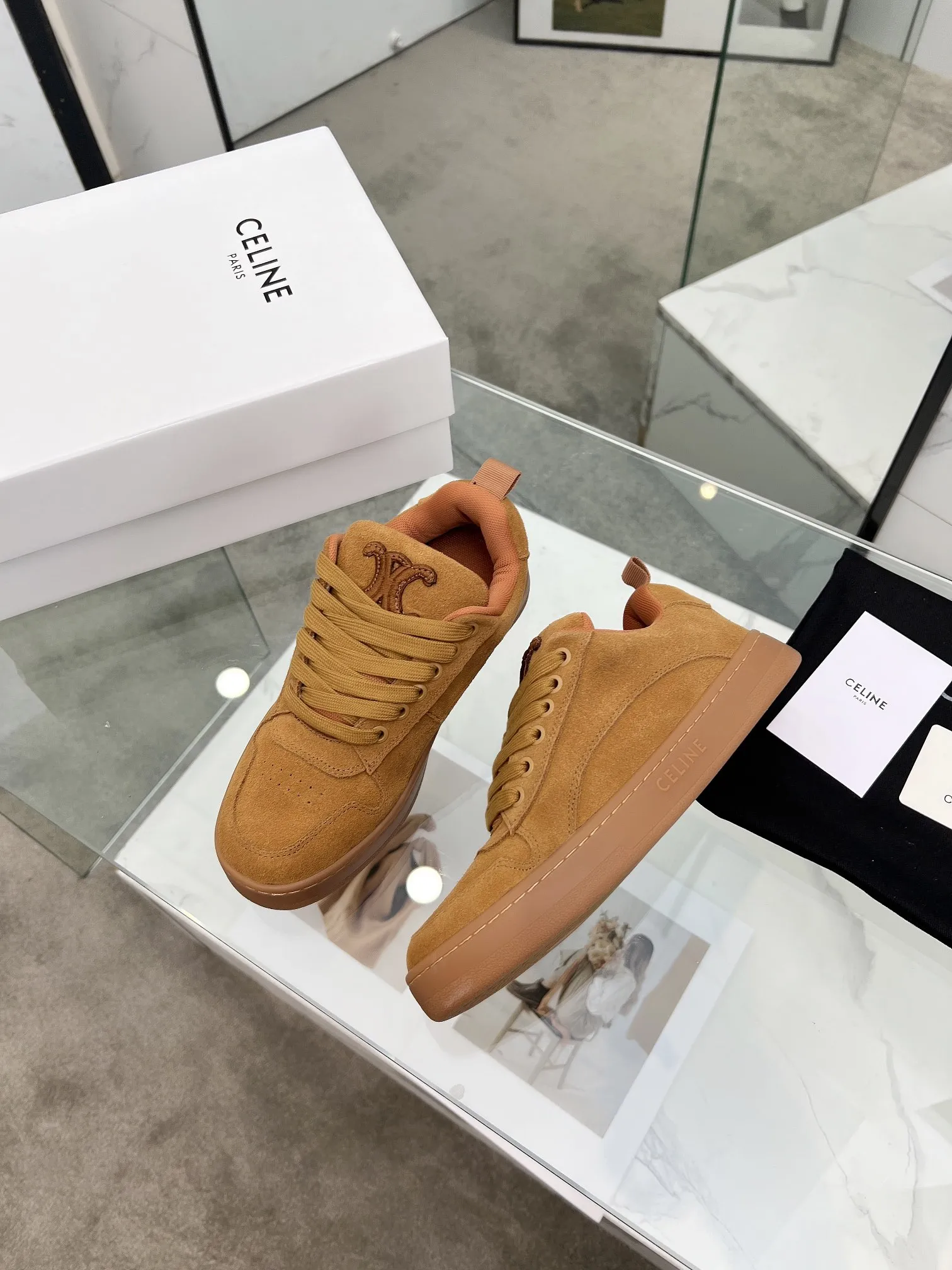 🌸P250💰 男款+10 CELINE赛琳秋冬新款HUNTINGTON面包鞋火爆上新 面包鞋以肥肥胖胖而得名近年来火爆全网 这款面包鞋上新小红薯关注极高 一款简简单单又百搭的面包鞋各大博主、明星纷纷上脚，原版品质搭配专柜精美包装 楦形流畅穿着舒适透气，你值得拥有 鞋面：牛绒 内里：透气网里 大底：原版橡胶防滑底 码数：女35-41# 男39-44#