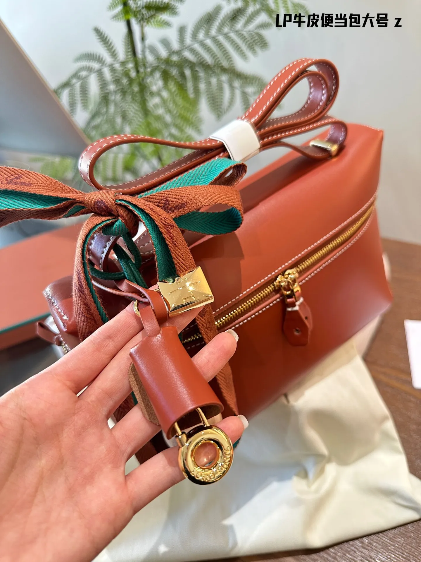 p220 原版牛皮 Loro Piana又出新包，唐嫣吴千语都在背! 董洁、马思纯、梅婷、宋佳、万茜、邬君梅、张雪迎、张钧甯，唐嫣、吴千语，好多女明星们最新街拍都在背 这支全新的Extra Bag手袋啊!包包颜值是真的高，容量很充足非常实用，可以单肩也可以斜挎，还有很多配色可以选择，经典百搭，秋冬新包这支最有看点!27cm专柜包装